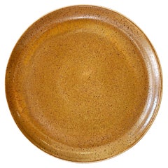 Assiette plate en céramique grès ocre, faite à la main, en stock