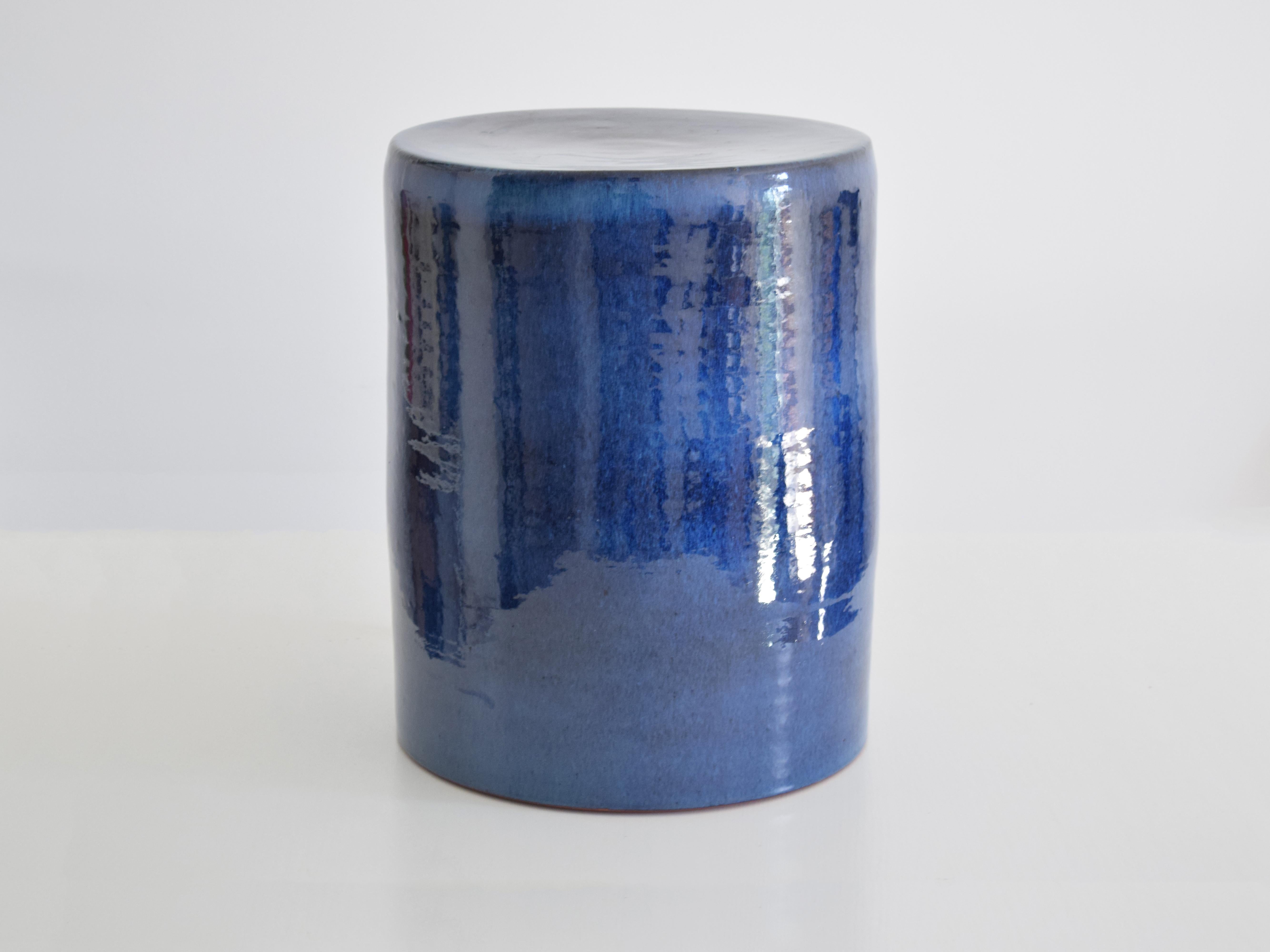 Nos tables en céramique sont conçues et fabriquées à la main en interne. Chaque table est fabriquée individuellement et émaillée à la main, un processus qui célèbre l'essence de l'artisanat.

Chaque pièce est unique, avec de subtiles variations de