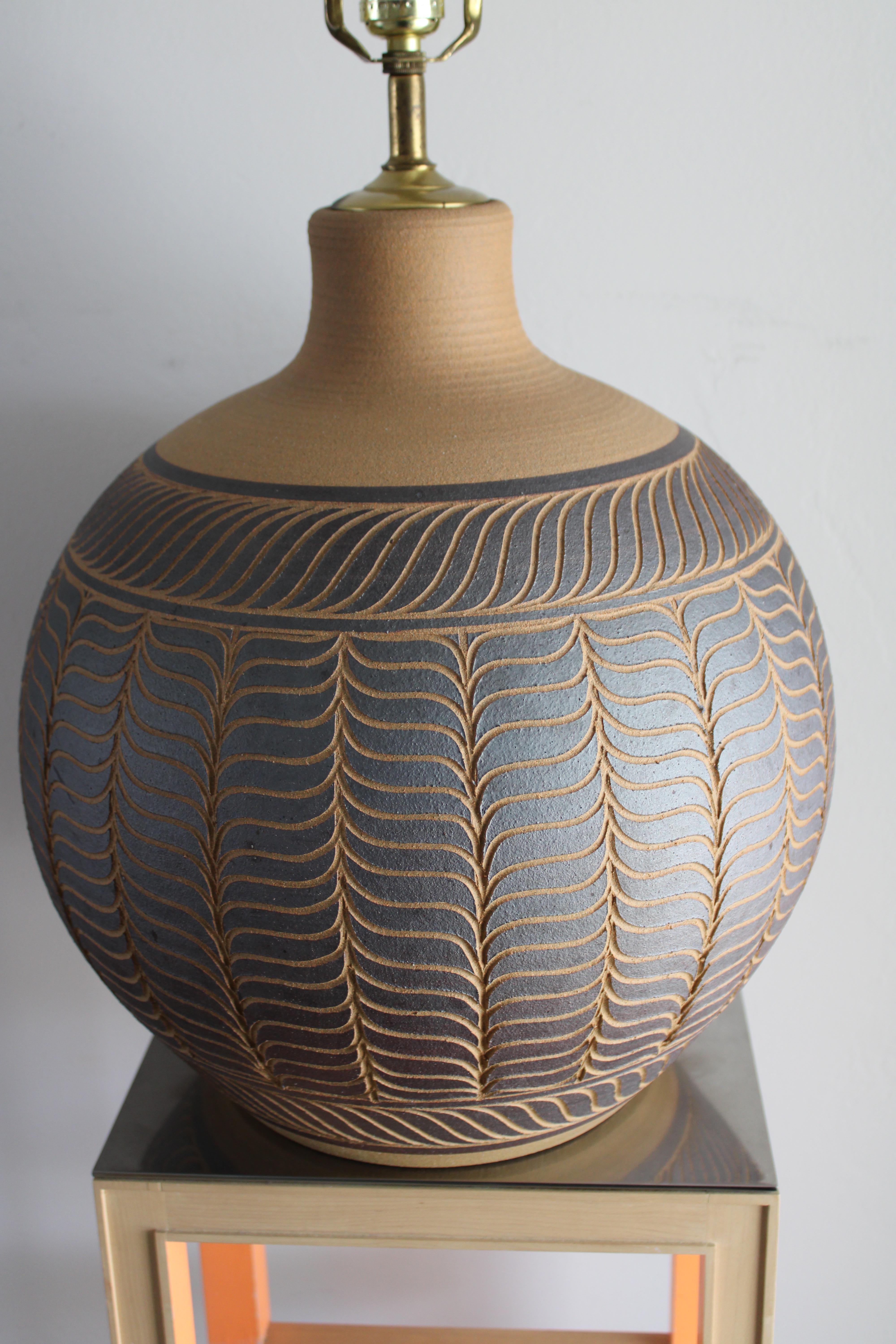 Mid-Century Modern Lampe de table en céramique faite à la main par Larry et Terry Brown en vente