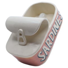 Handgefertigte typografische Sardine Can-Tischlampe aus Keramik