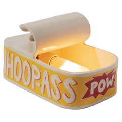 Lámpara de Mesa de Cerámica Tipográfica Whoop Ass Can