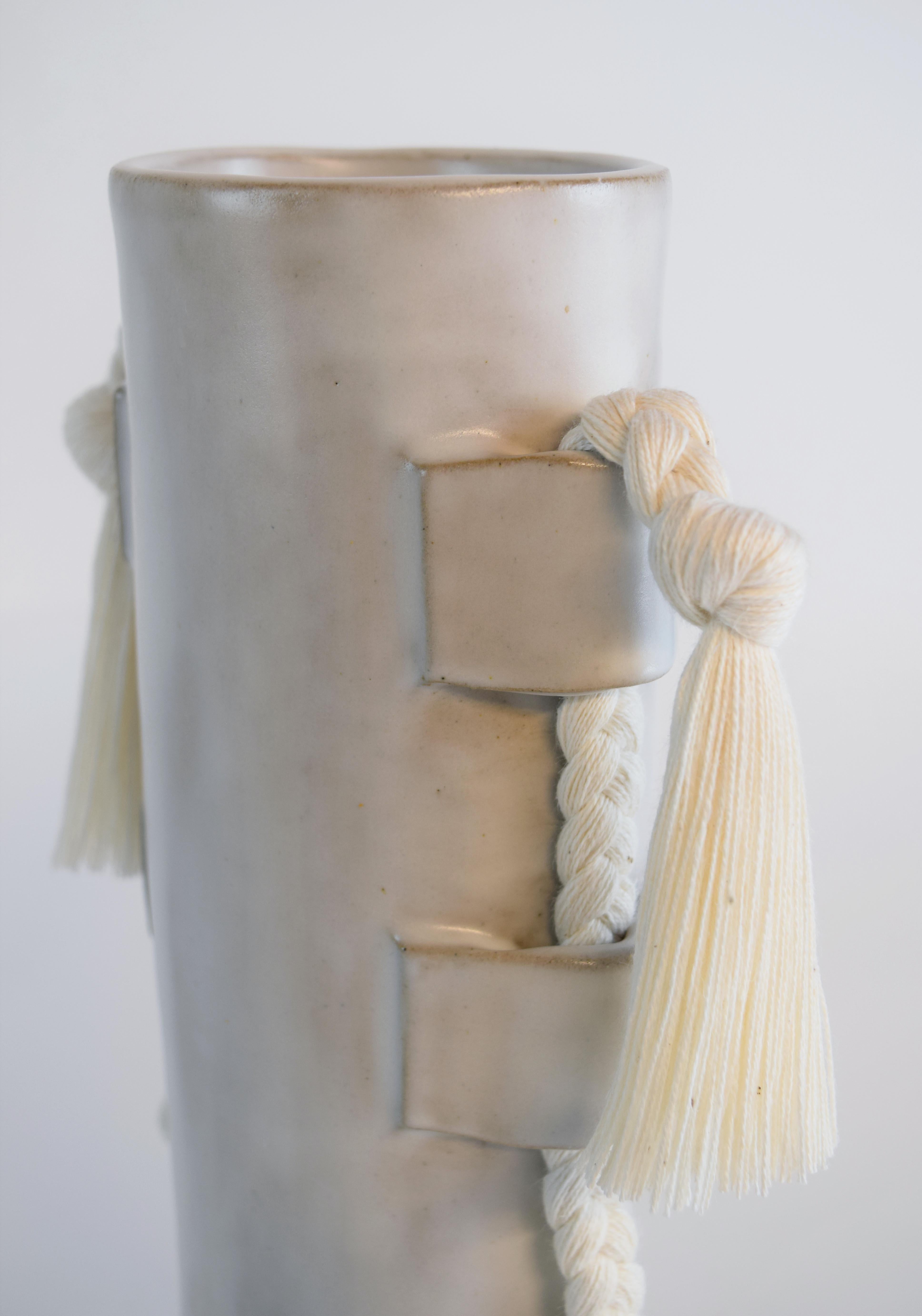 Handgefertigte Keramikvase #504 in Satinweiß mit weißem Baumwollgewebe und Fransen (amerikanisch) im Angebot