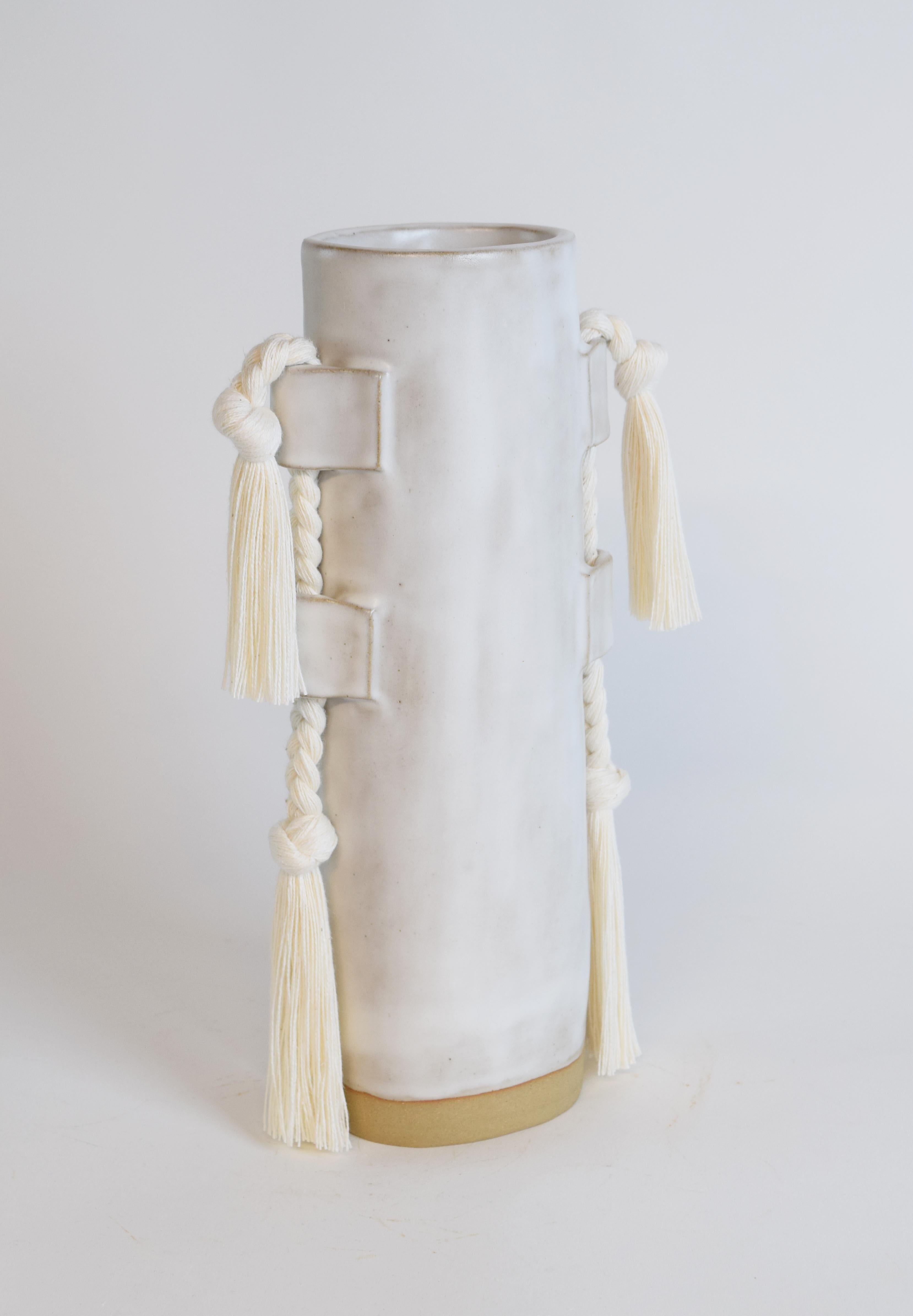 Vaso #504 di Karen Gayle Tinney

Preferito dai fan fin dalla sua introduzione nel 2018, questo vaso versatile funziona sia come oggetto scultoreo che come contenitore di fiori.

Gres modellato a mano con dettagli in cotone bianco satinato Whiting.