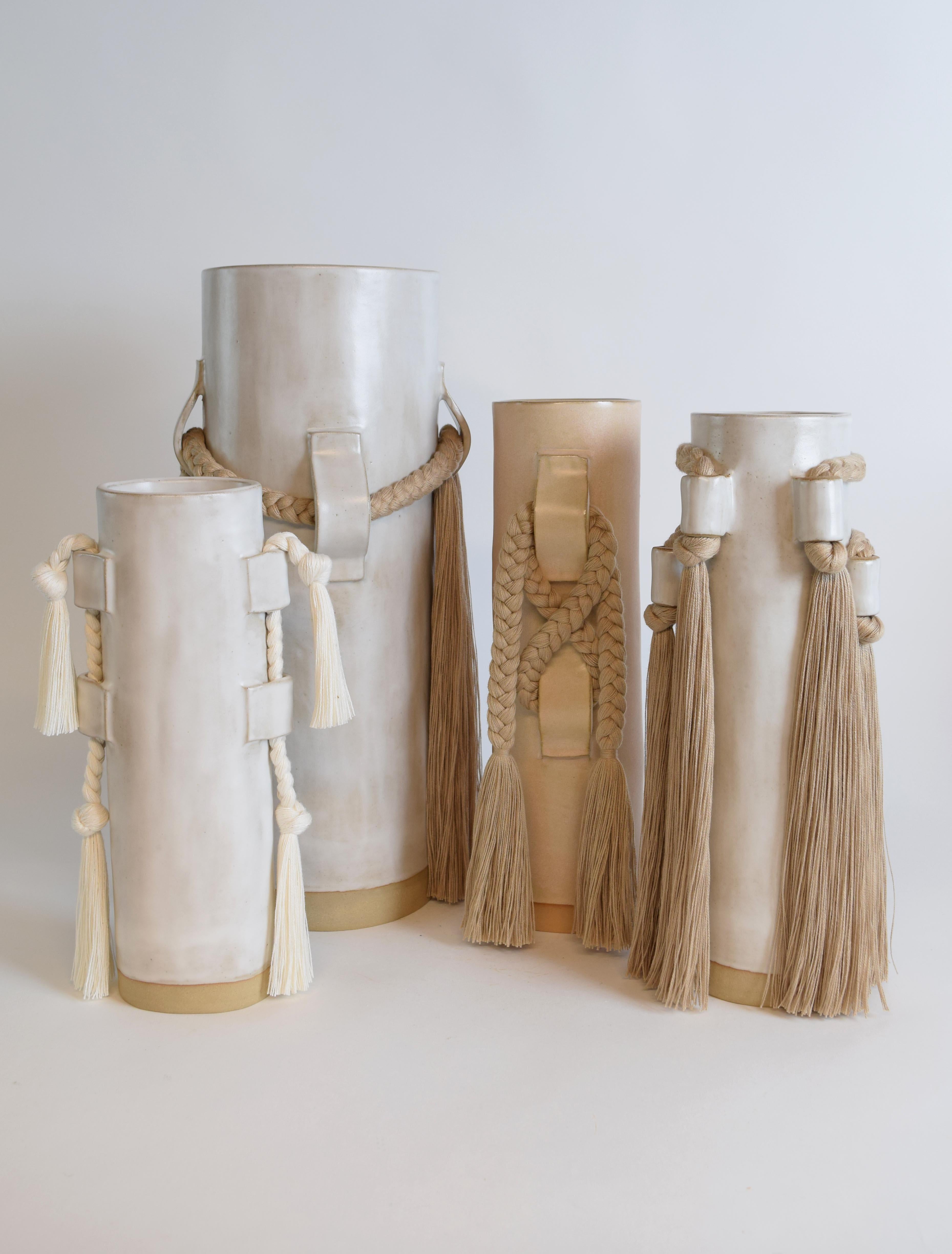 Handgefertigte Keramikvase #504 in Satinweiß mit weißem Baumwollgewebe und Fransen im Zustand „Neu“ im Angebot in Proctorsville, VT