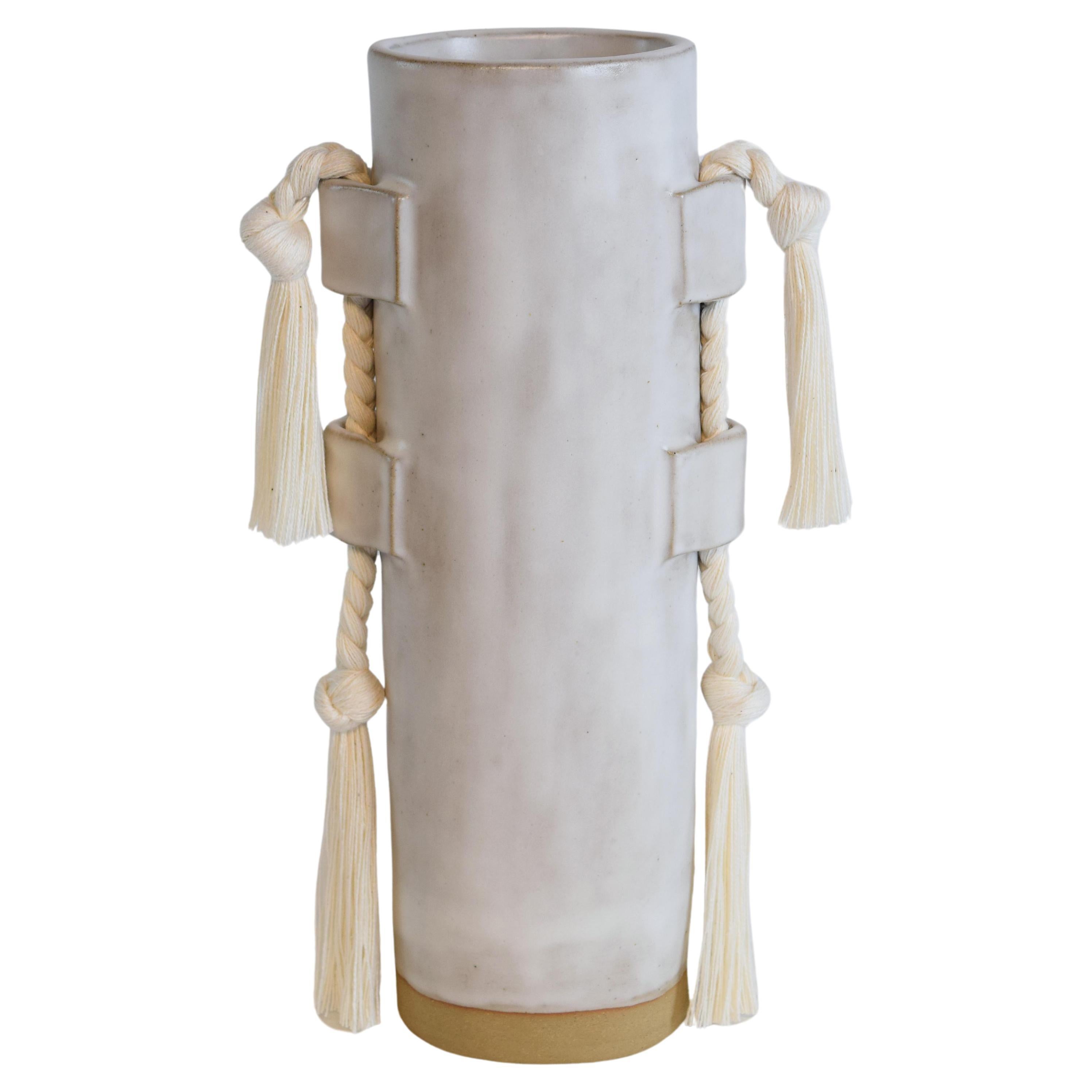 Handgefertigte Keramikvase #504 in Satinweiß mit weißem Baumwollgewebe und Fransen im Angebot