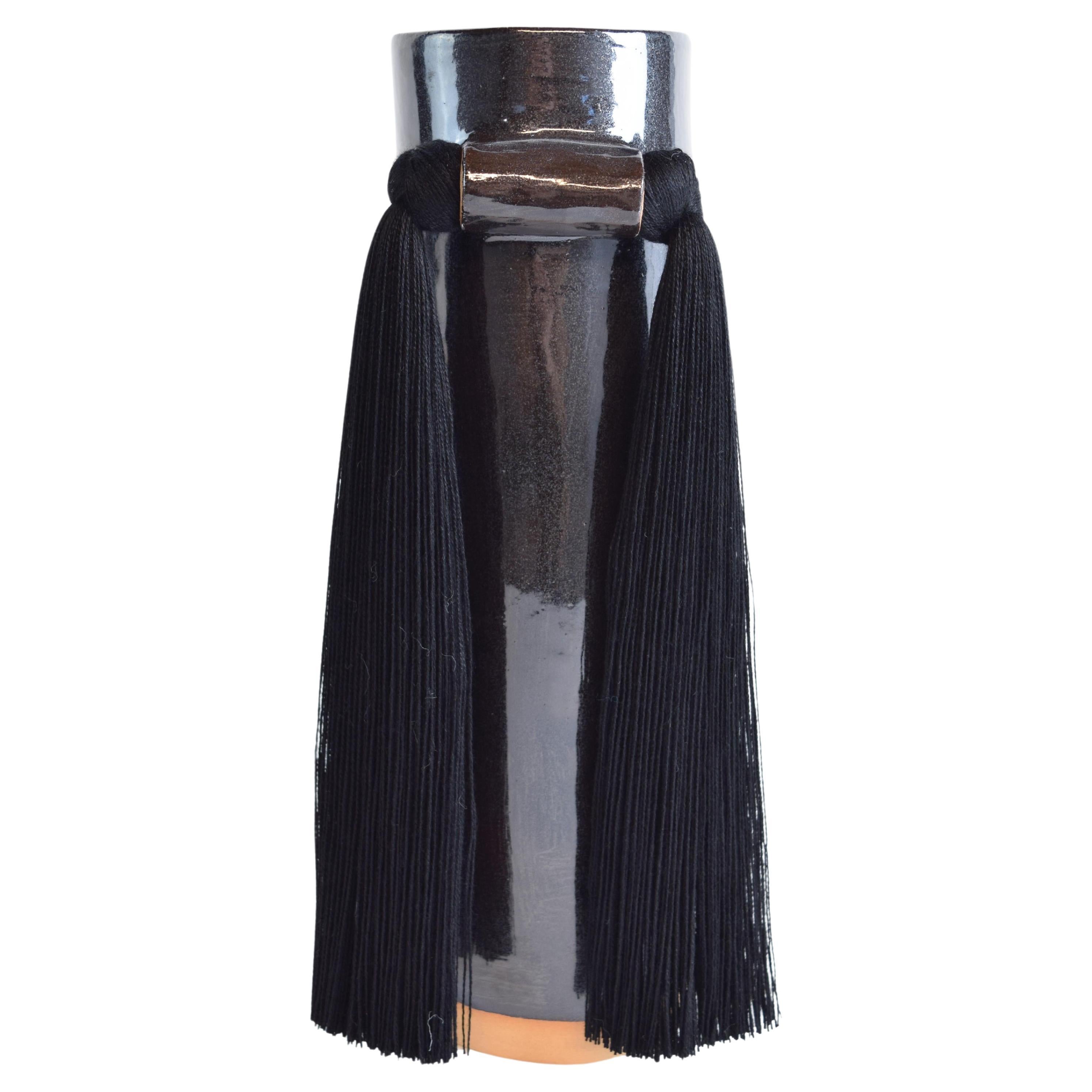 Vase en céramique fait main #531 en émail noir avec frange en tencel noir en vente