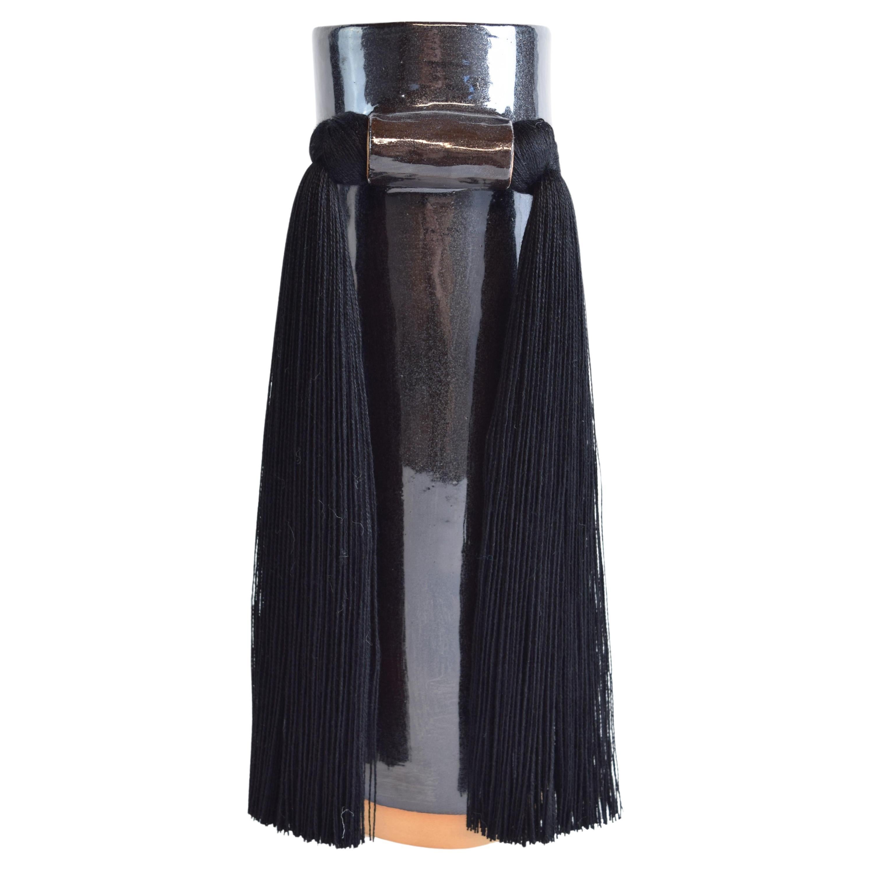 Handgefertigte Keramikvase #531 in schwarzer Glasur mit schwarzen Tencelfransen