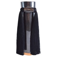 Vase en céramique fait main #531 en émail noir avec frange en tencel noir