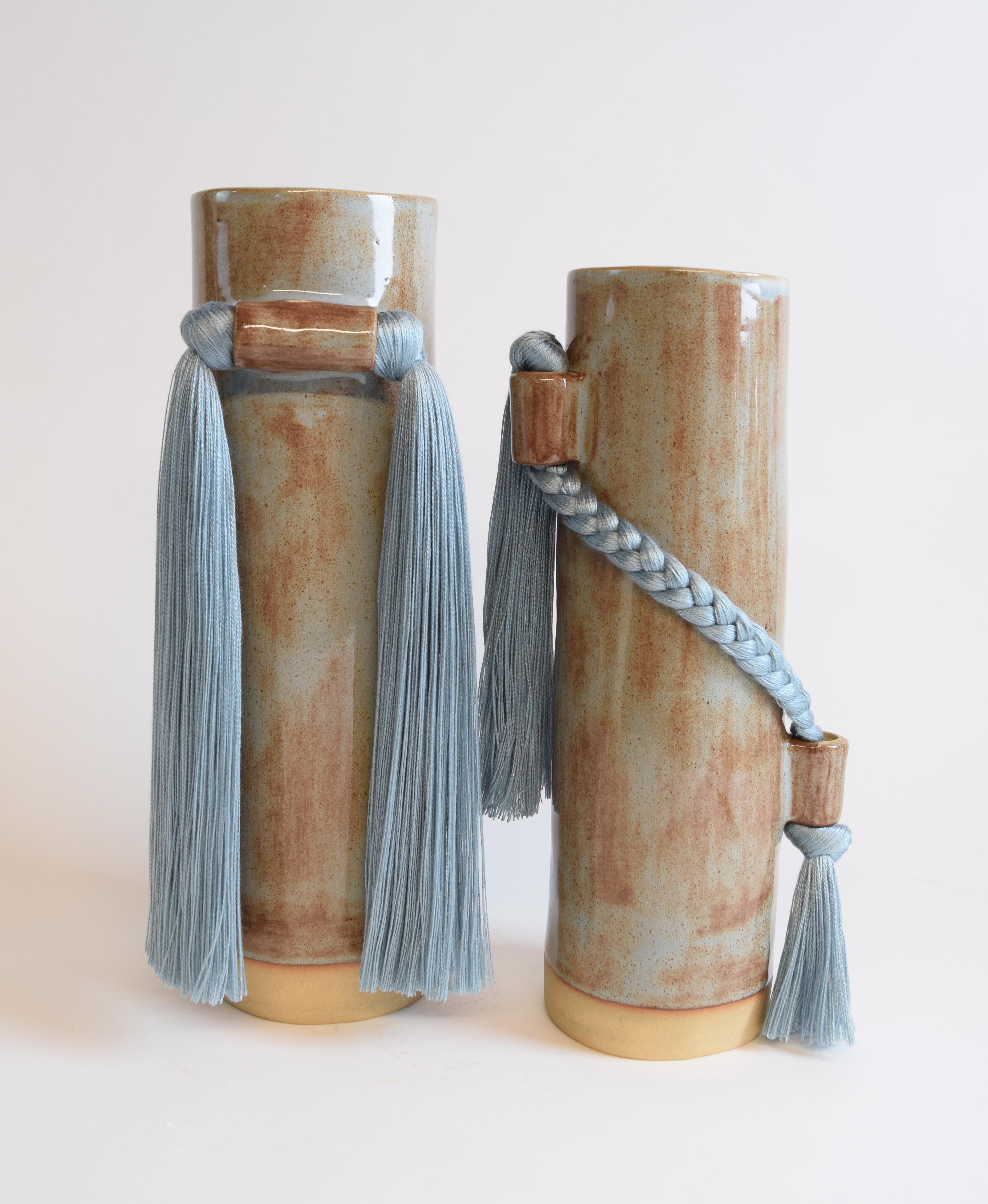 Vase en céramique fait à la main n° 531 à glaçure bleue Shino avec frange en tencel bleu Neuf - En vente à Proctorsville, VT