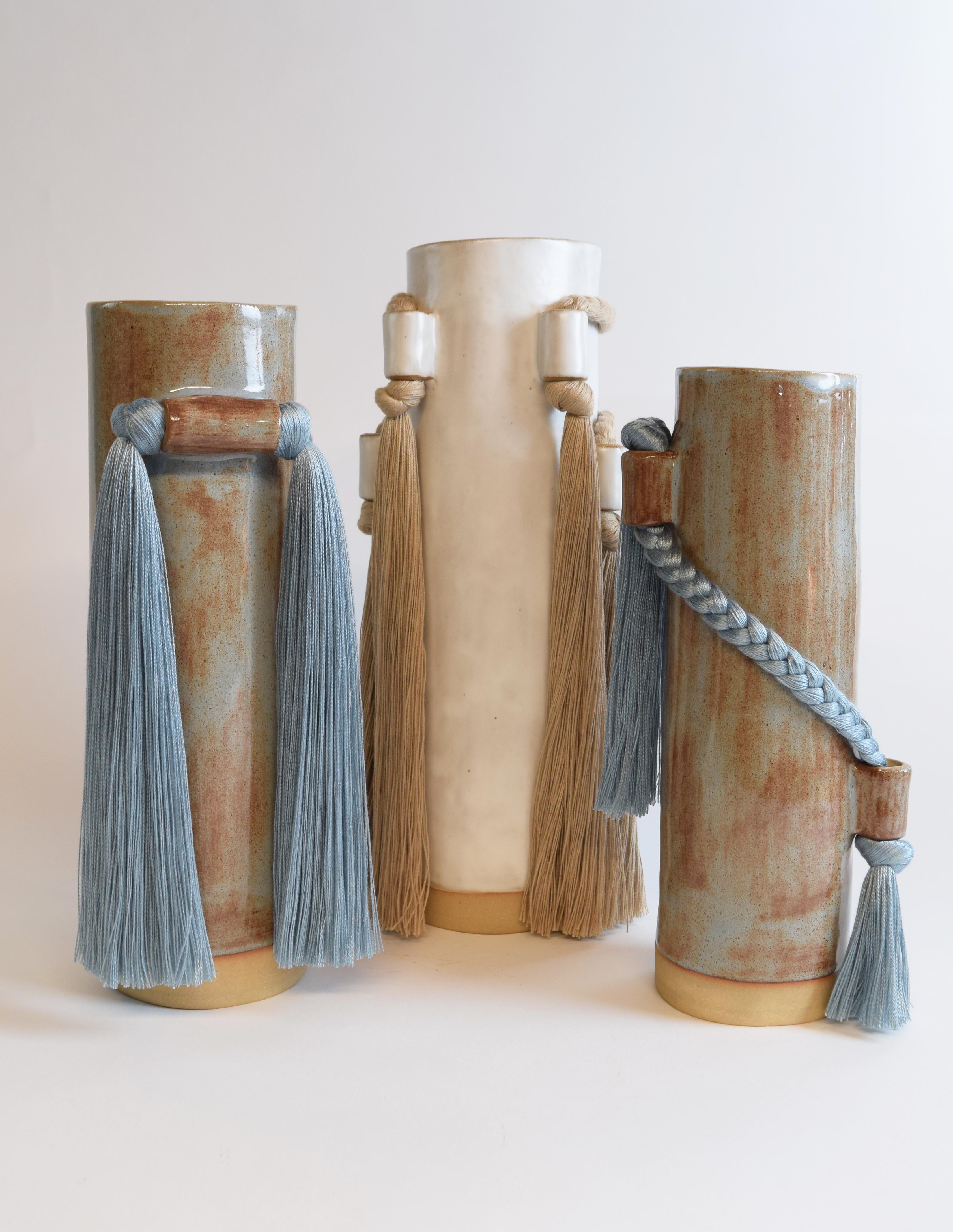 XXIe siècle et contemporain Vase en céramique fait à la main n° 531 à glaçure bleue Shino avec frange en tencel bleu en vente
