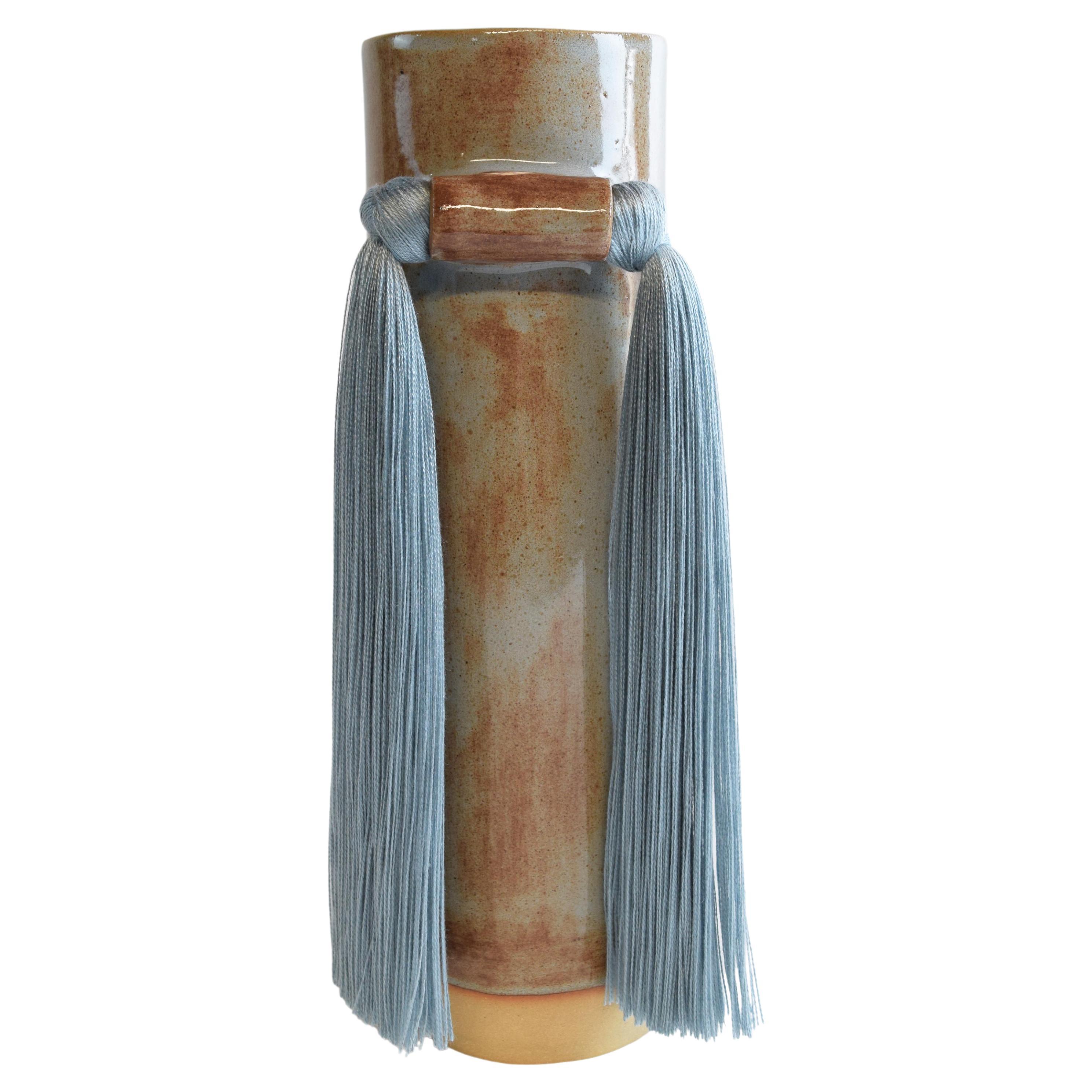 Vase en céramique fait à la main n° 531 à glaçure bleue Shino avec frange en tencel bleu en vente