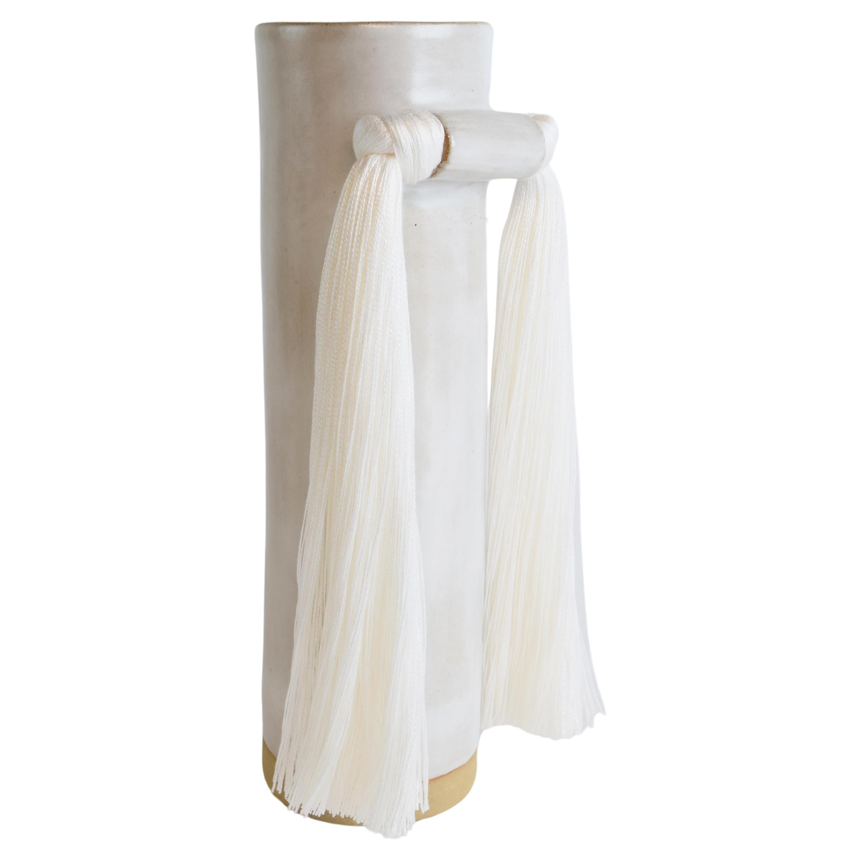 Vase en céramique fait à la main n° 531 à glaçure blanche satinée avec frange en tencel blanc