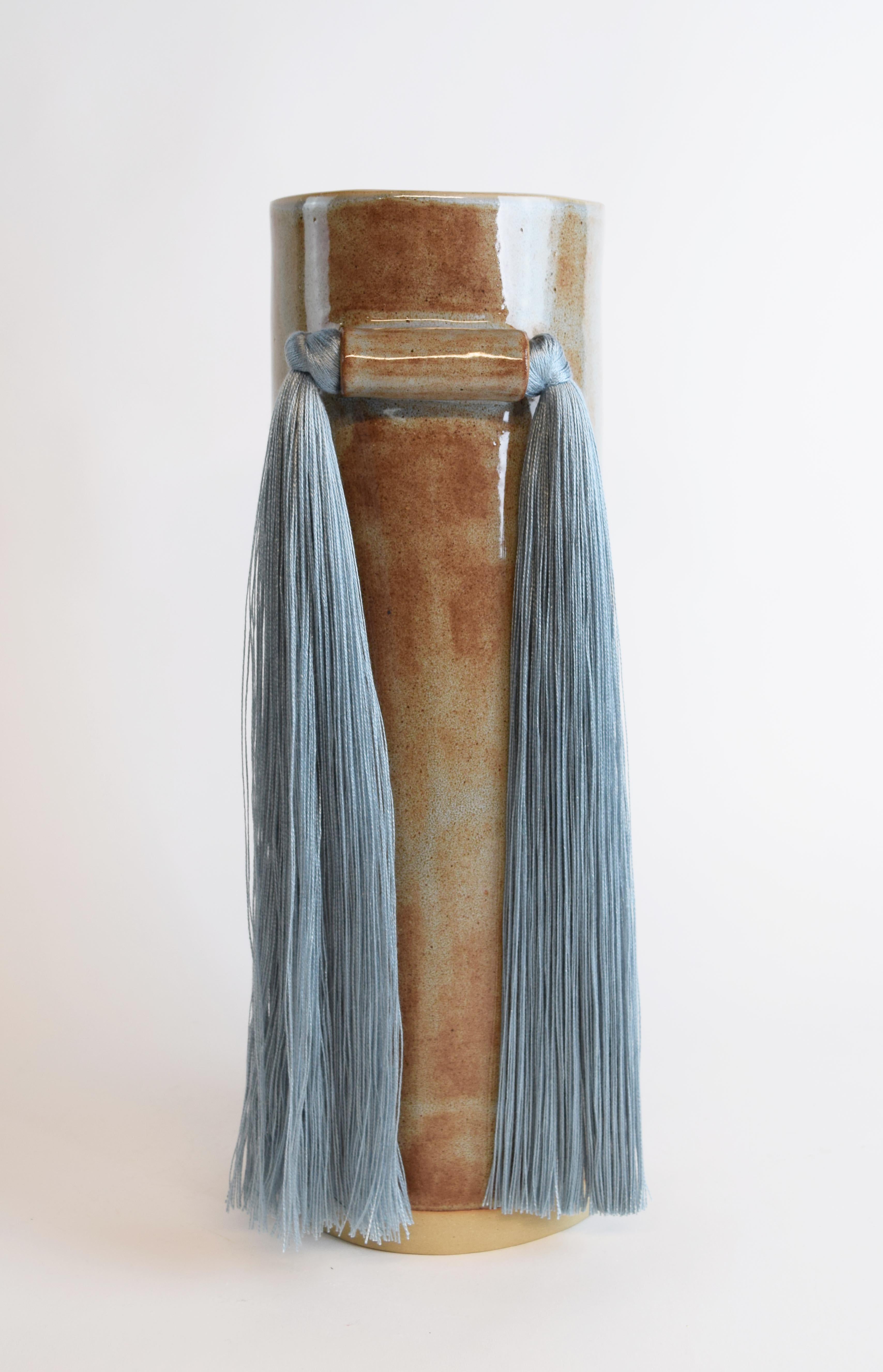Vase #531 par Karen Gayle Tinney

Une version augmentée d'un classique de la Collectional. Une taille généreuse pour des arrangements de branches plus importants, ou comme pièce sculpturale.

Grès beige avec glaçure shino bleue, formé à la main.