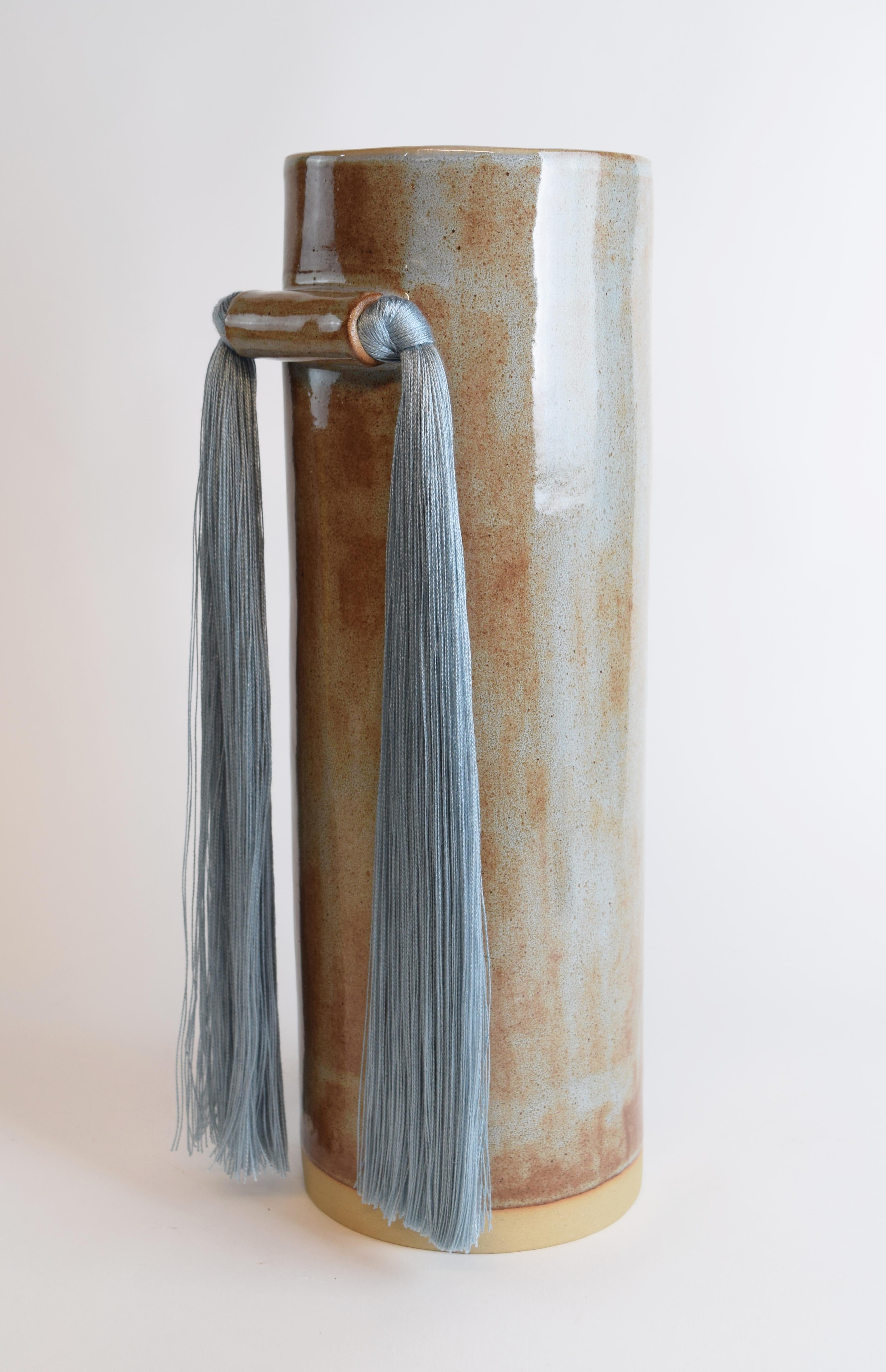 Organique Vase en céramique fait à la main n° 531 grand (18 po.) émail bleu Shino avec frange bleu Tencel en vente