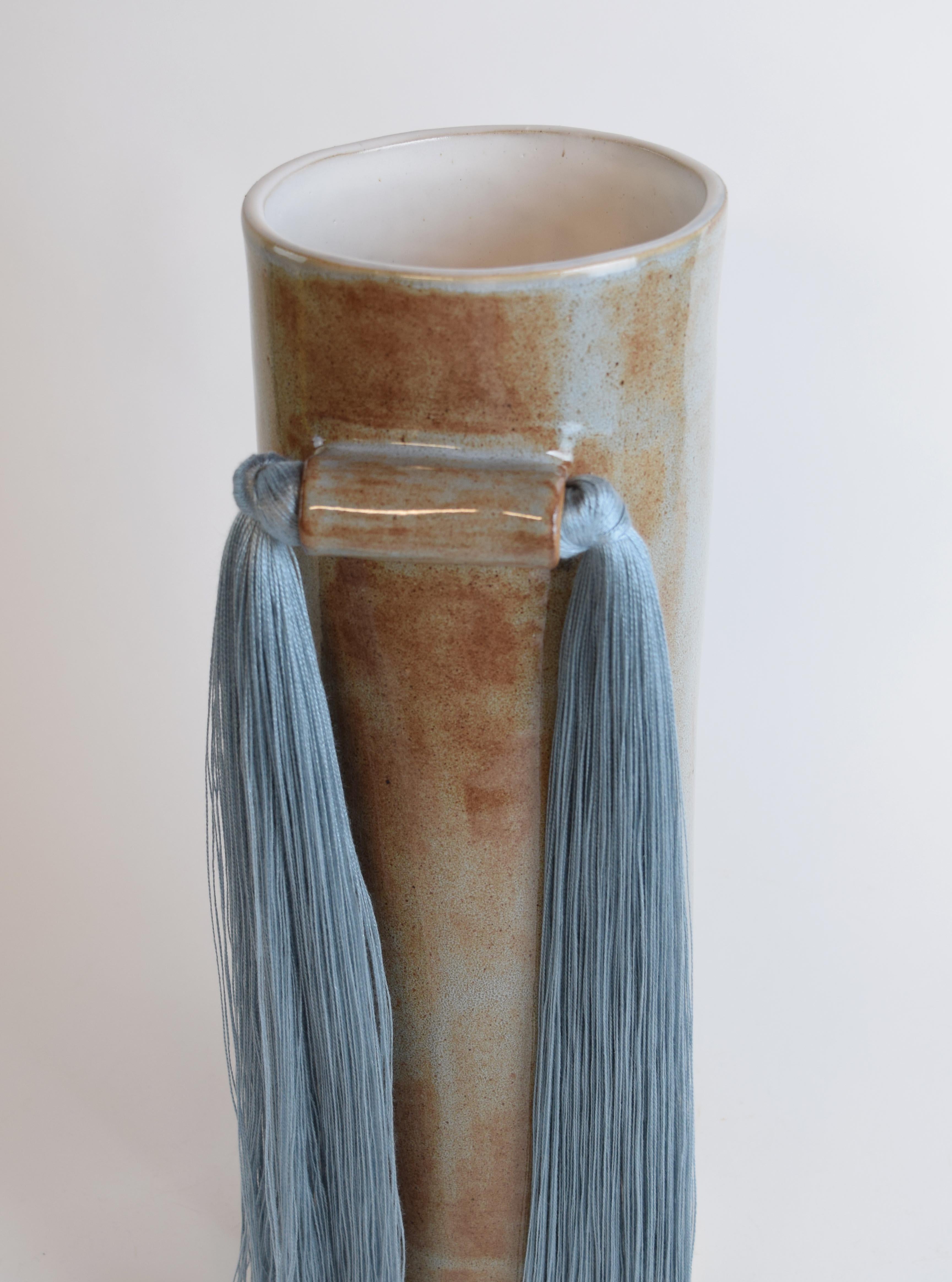 Américain Vase en céramique fait à la main n° 531 grand (18 po.) émail bleu Shino avec frange bleu Tencel en vente