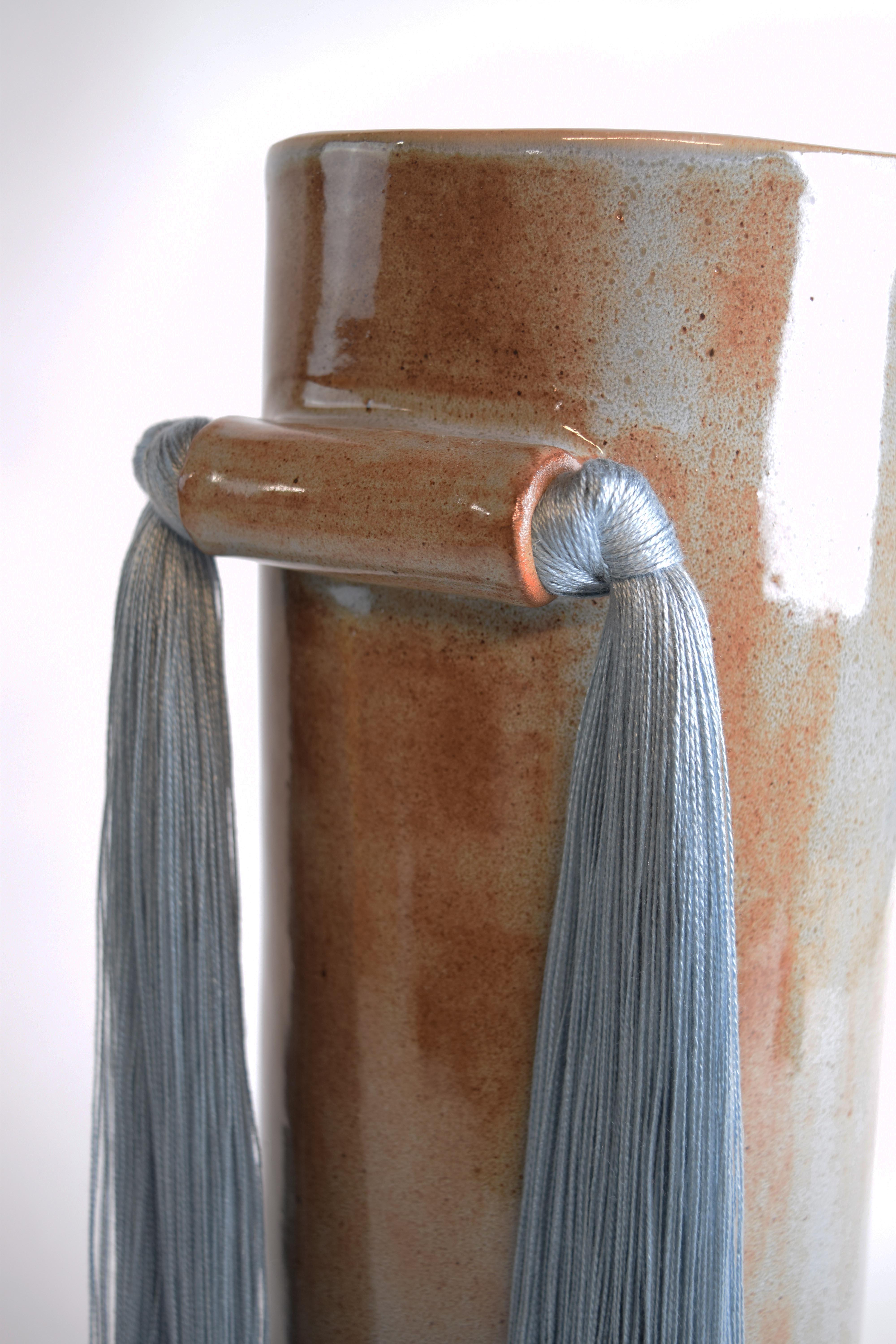 Fait main Vase en céramique fait à la main n° 531 grand (18 po.) émail bleu Shino avec frange bleu Tencel en vente