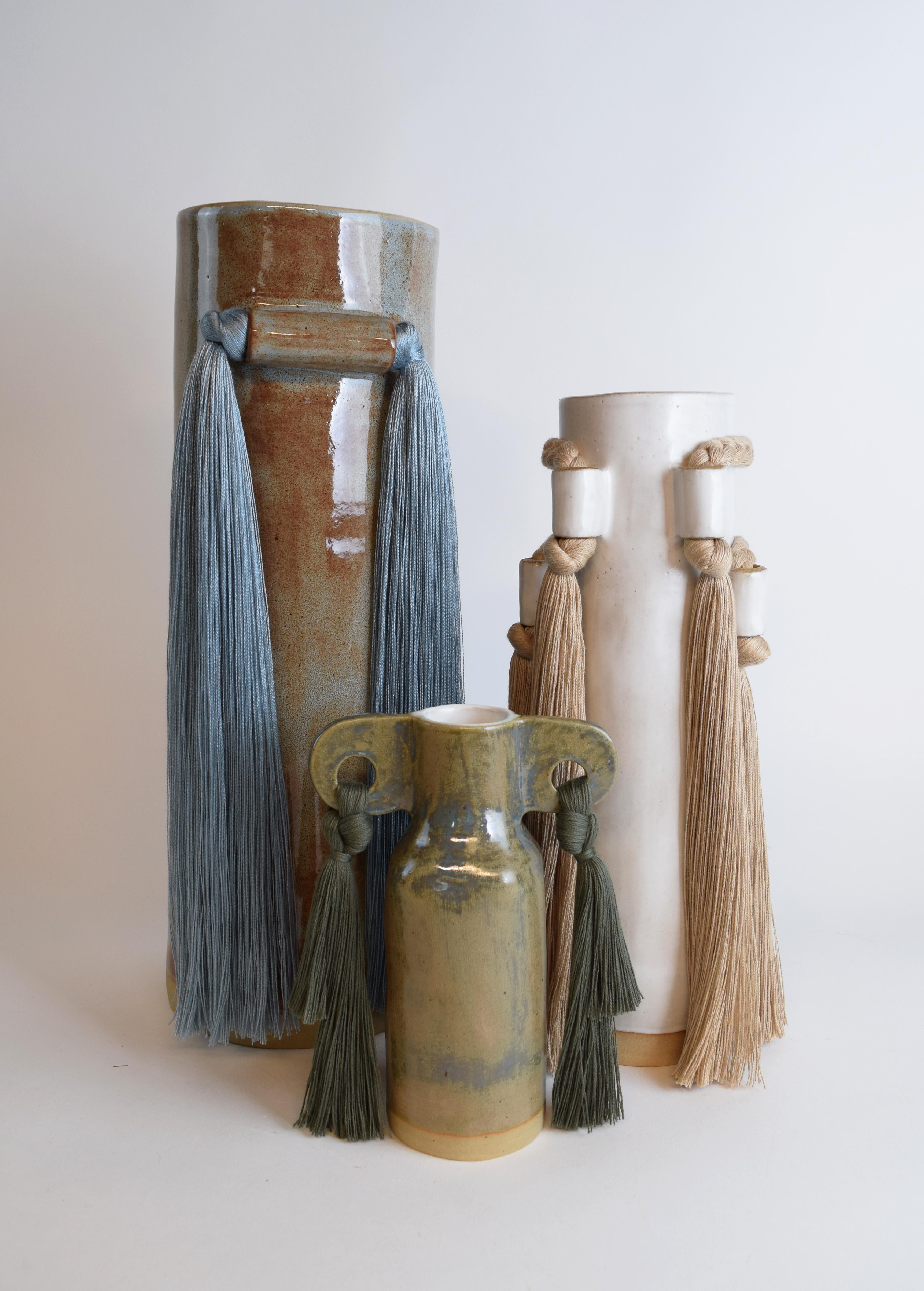 XXIe siècle et contemporain Vase en céramique fait à la main n° 531 grand (18 po.) émail bleu Shino avec frange bleu Tencel en vente