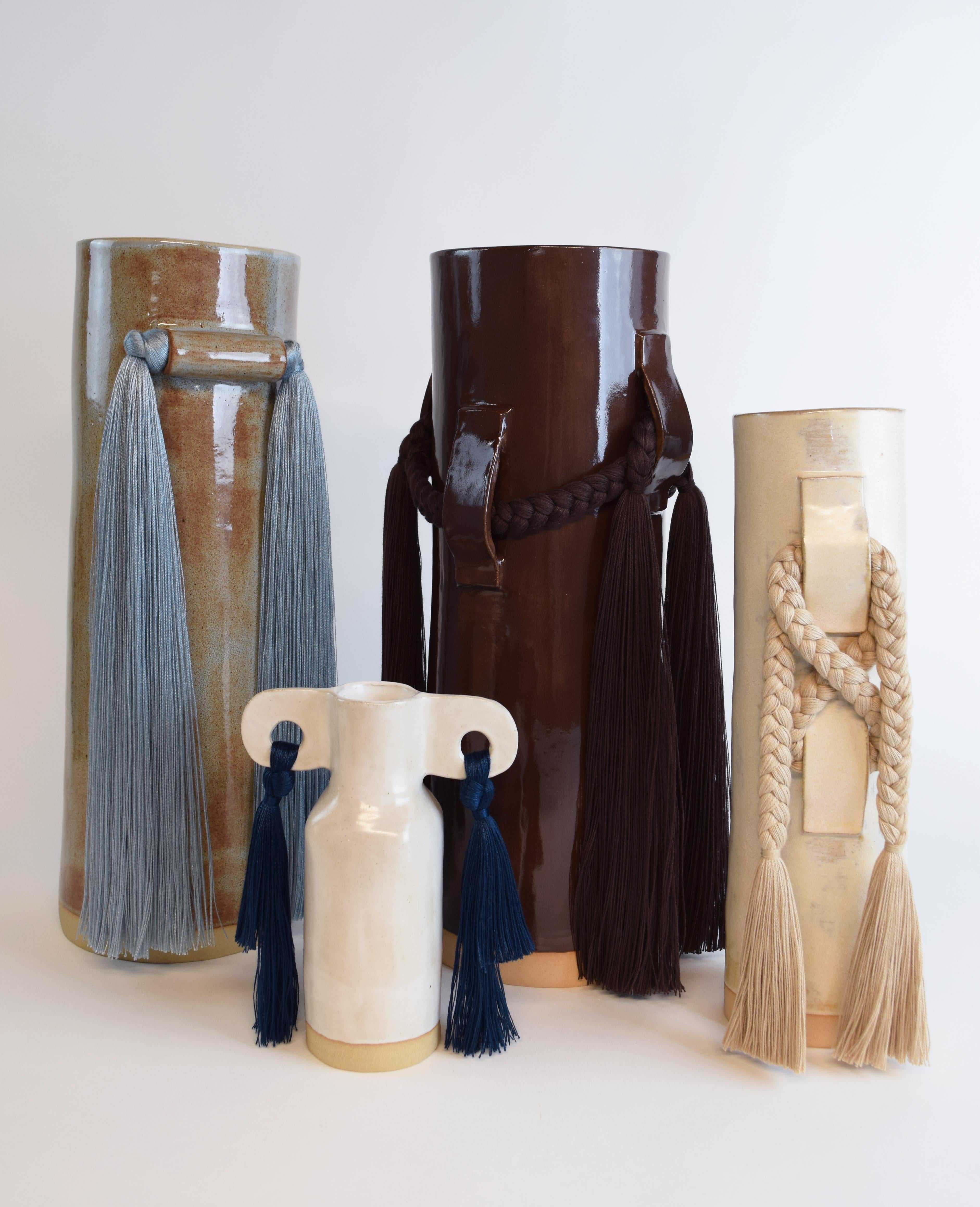 Céramique Vase en céramique fait à la main n° 531 grand (18 po.) émail bleu Shino avec frange bleu Tencel en vente
