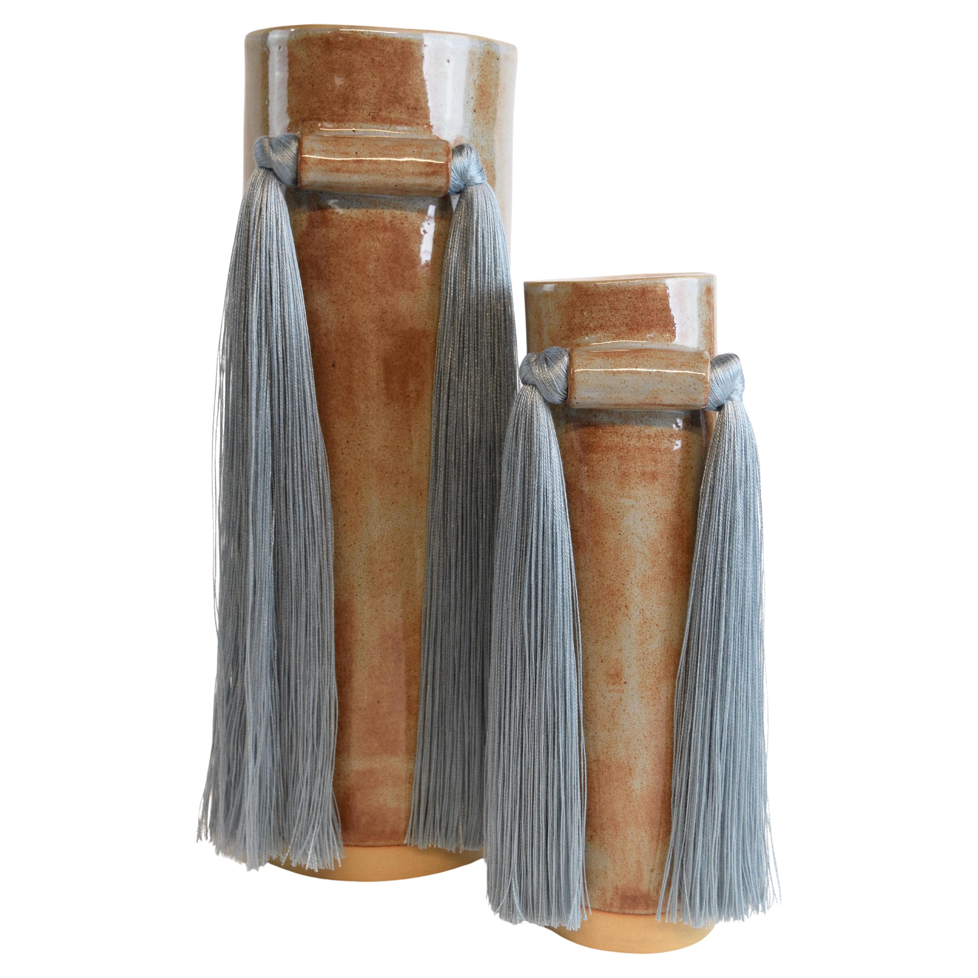 Vaso in ceramica fatto a mano #531 grande (18 "H.) smalto blu Shino con frangia blu Tencel