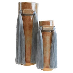 Vaso in ceramica fatto a mano #531 grande (18 "H.) smalto blu Shino con frangia blu Tencel