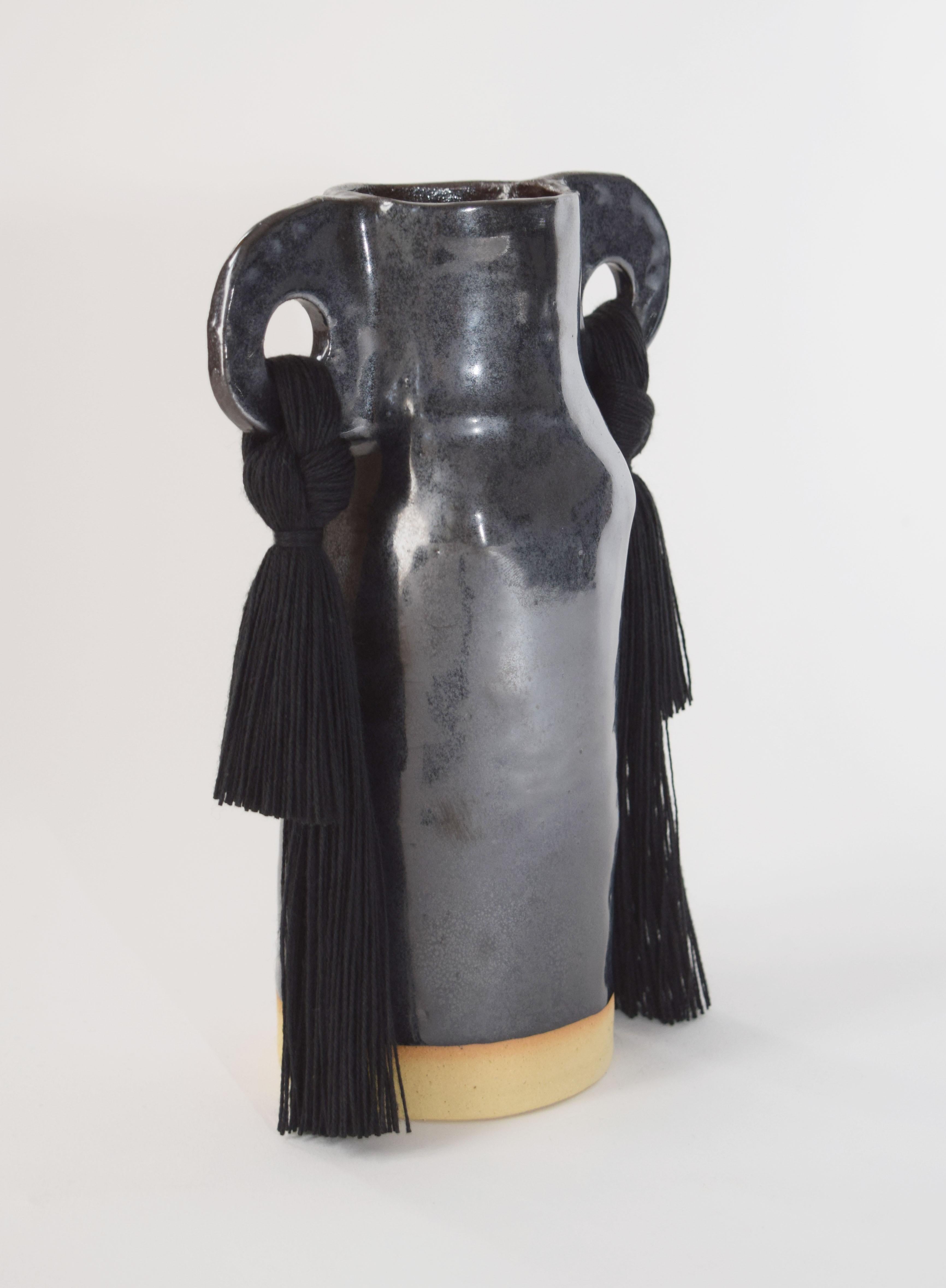 Organique Vase en céramique fait à la main #606 à glaçure noire avec détails à franges en coton en vente