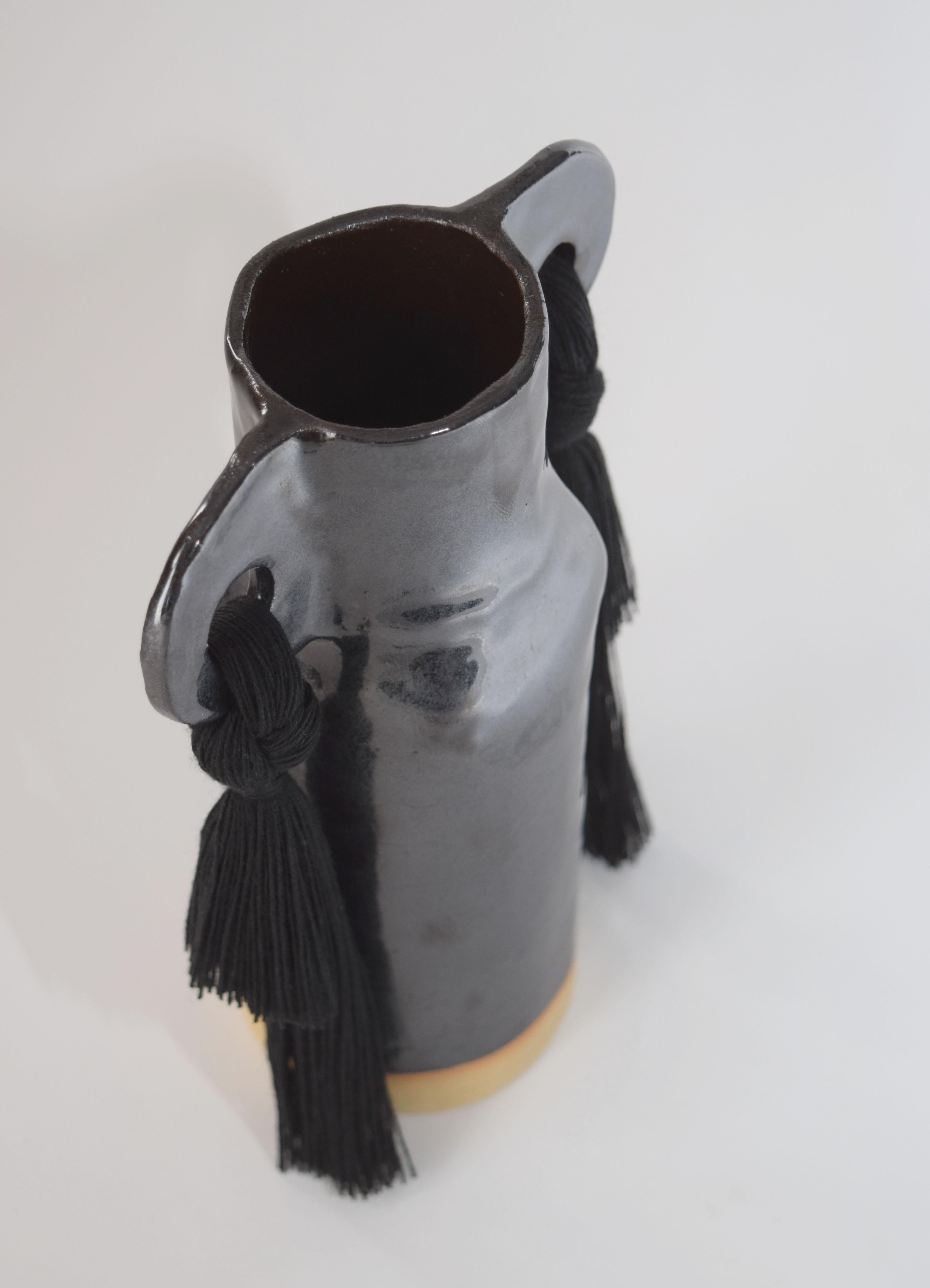 Américain Vase en céramique fait à la main #606 à glaçure noire avec détails à franges en coton en vente