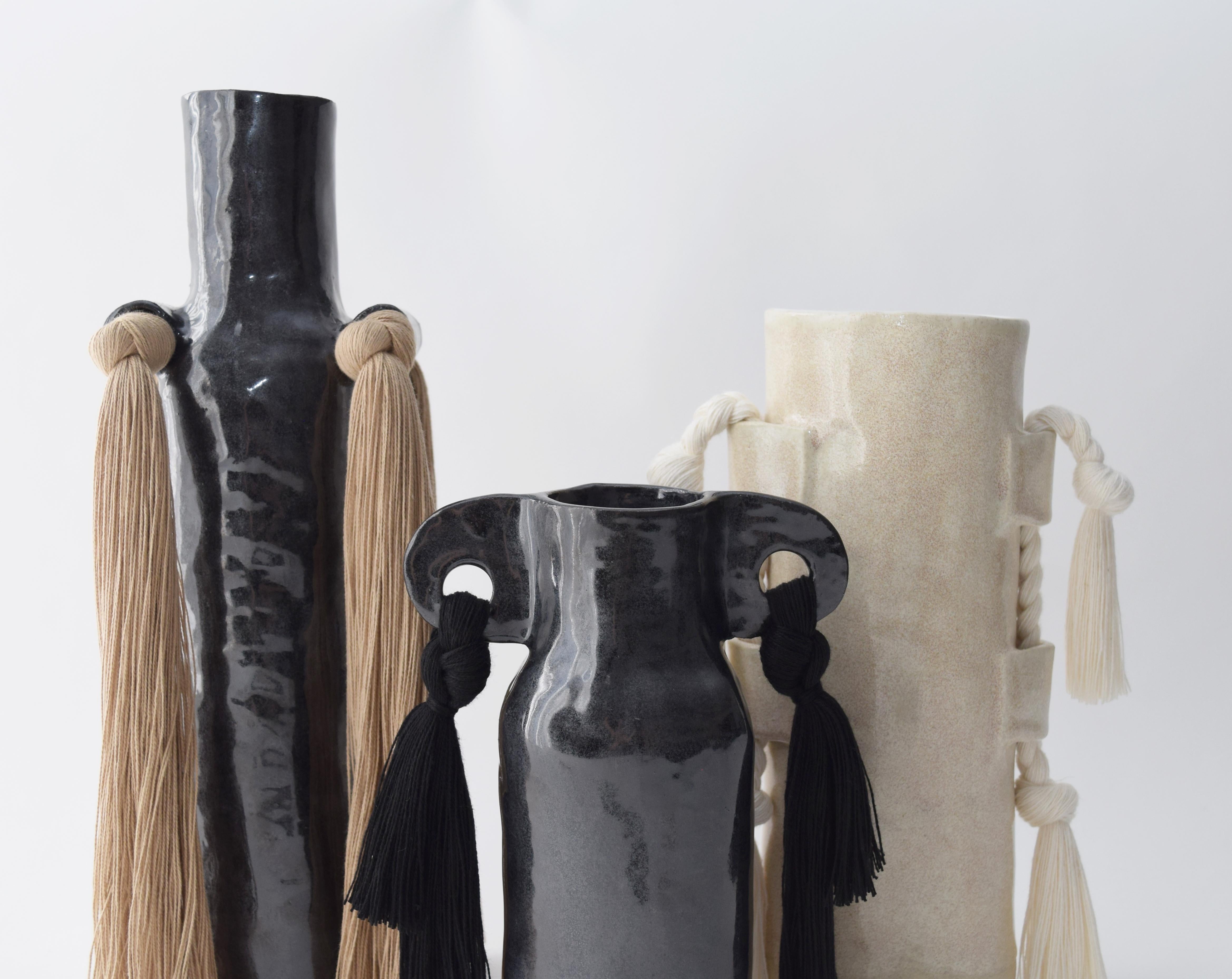 Vase en céramique fait à la main #606 à glaçure noire avec détails à franges en coton Neuf - En vente à Proctorsville, VT
