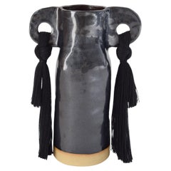 Vaso in ceramica fatto a mano #606 con smalto nero e dettagli in cotone con frange