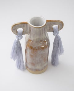 Vase en céramique fait à la main #606 à glaçure grise avec détails de franges Tencel