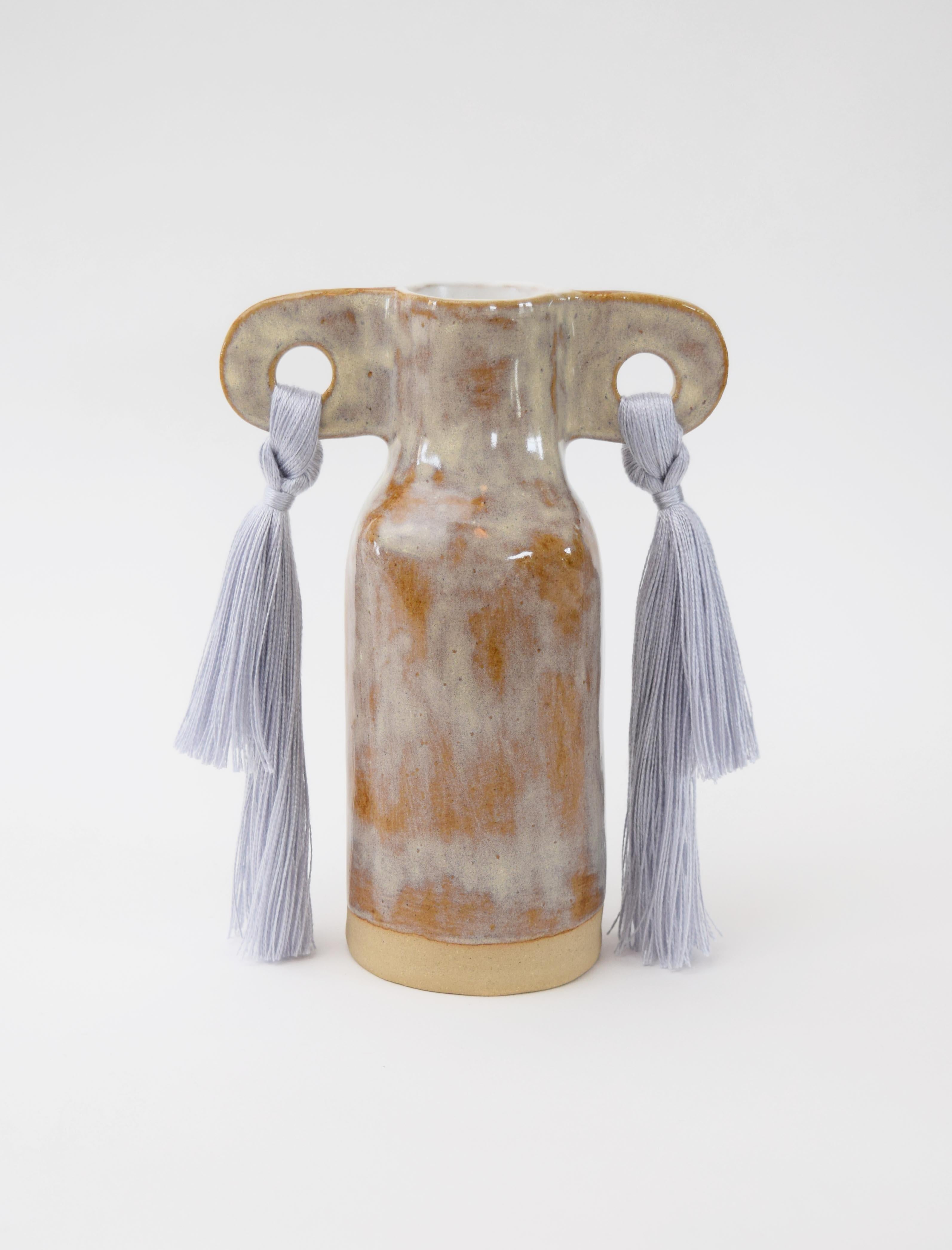 Américain Vase en céramique fait à la main #606 à glaçure grise avec détails de franges Tencel en vente