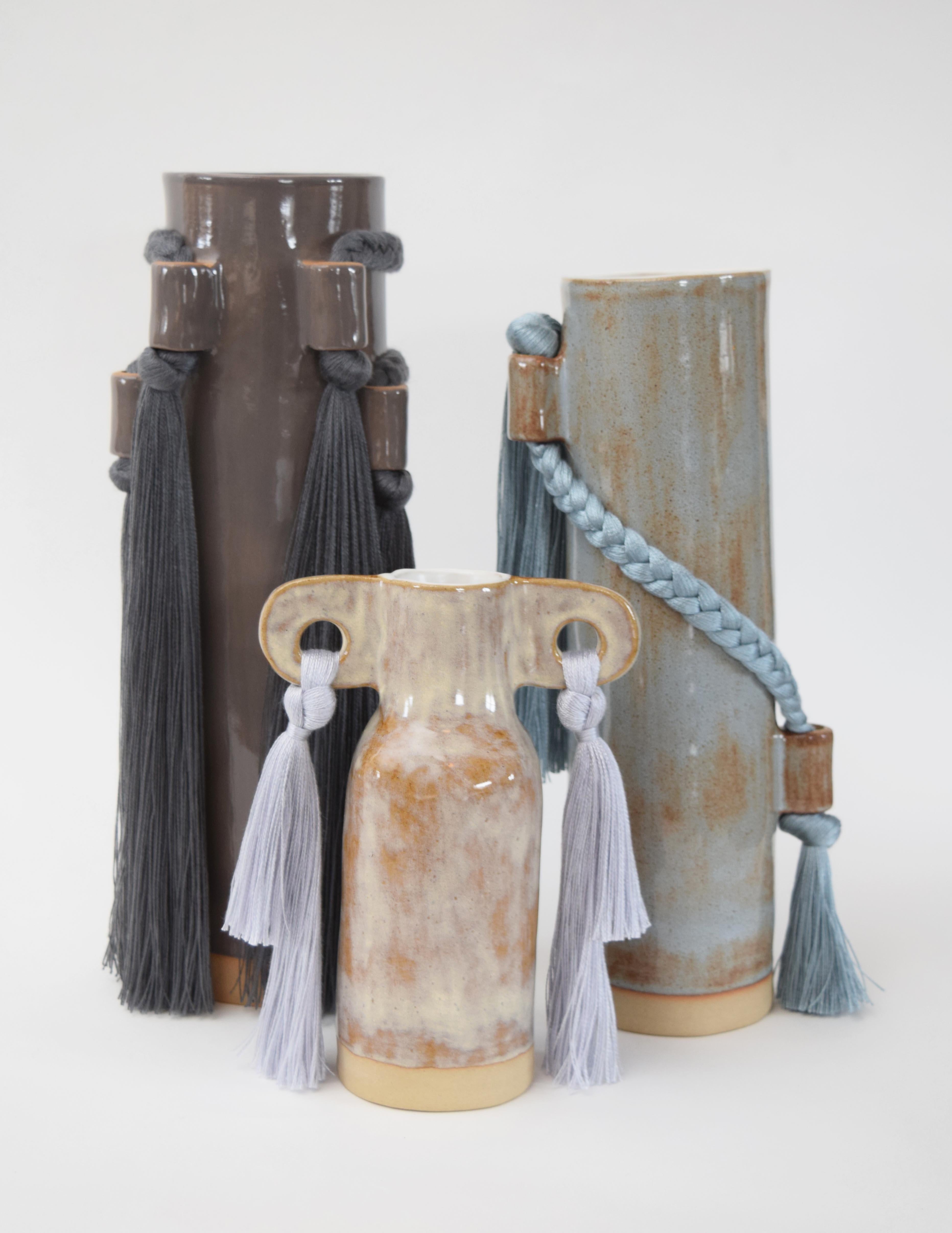 Fait main Vase en céramique fait à la main #606 à glaçure grise avec détails de franges Tencel en vente