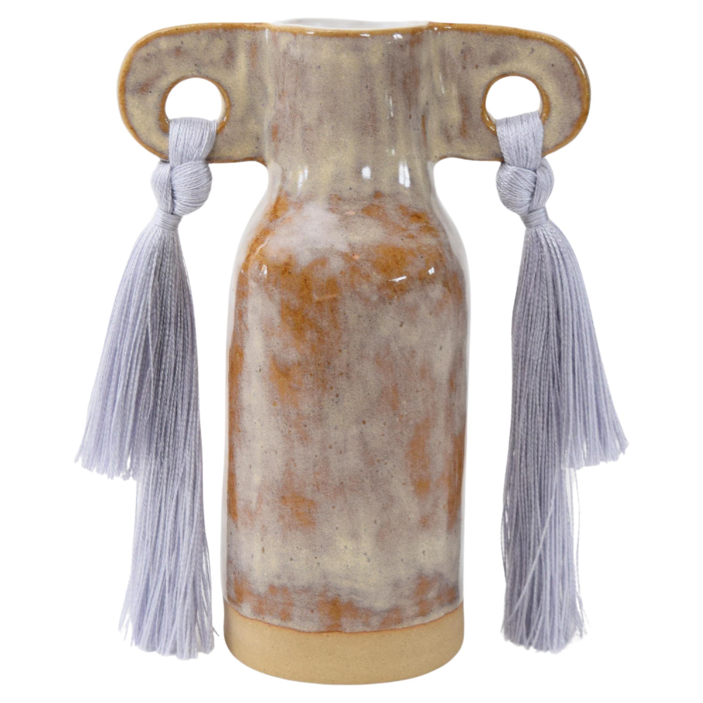 Vase en céramique fait à la main #606 à glaçure grise avec détails de franges Tencel en vente