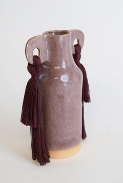 Vase en céramique fait à la main #606 à glaçure bourgogne claire avec détails de franges Tencel