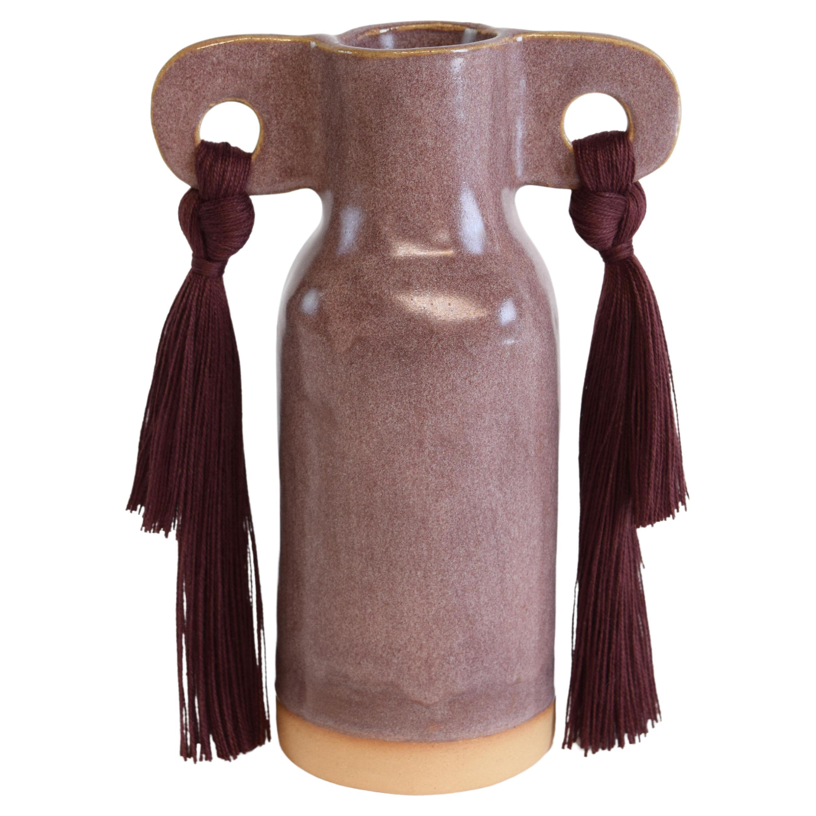 Vase en céramique fait à la main #606 à glaçure bourgogne claire avec détails de franges Tencel