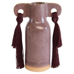 Vase en céramique fait à la main #606 à glaçure bourgogne claire avec détails de franges Tencel