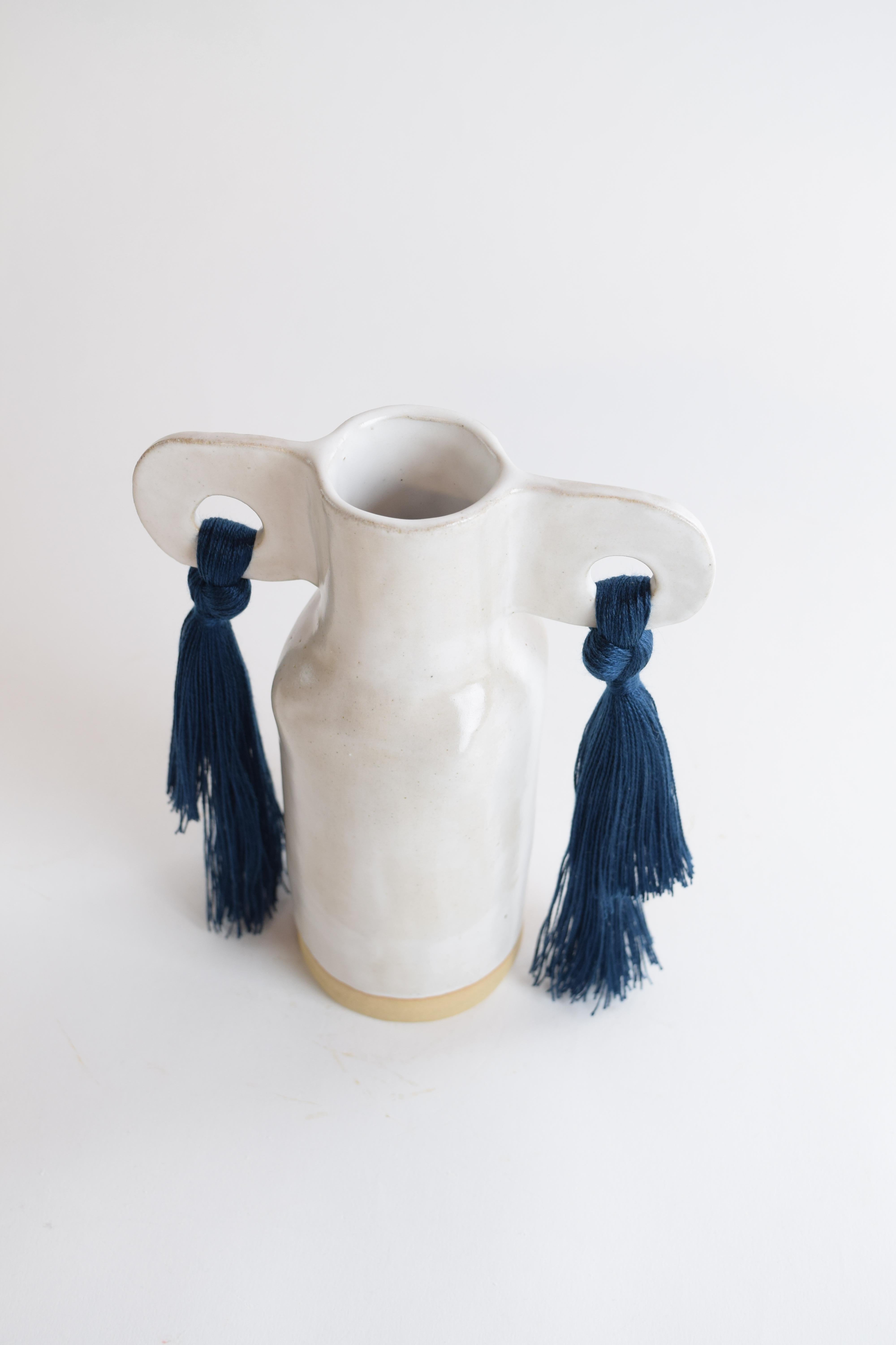 Vase #606 par Karen Gayle Tinney

Un vase de petite taille parfaitement adapté à un petit espace ou pour accompagner une pièce plus grande. Chaque vase est formé à la main, ce qui rend chaque pièce unique.

Grès avec glaçure blanche satinée.