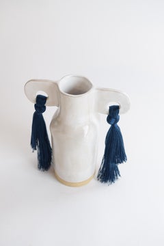 Handgefertigte Keramikvase #606 in weißer Glasur mit marineblauen Tencel-Kragendetails