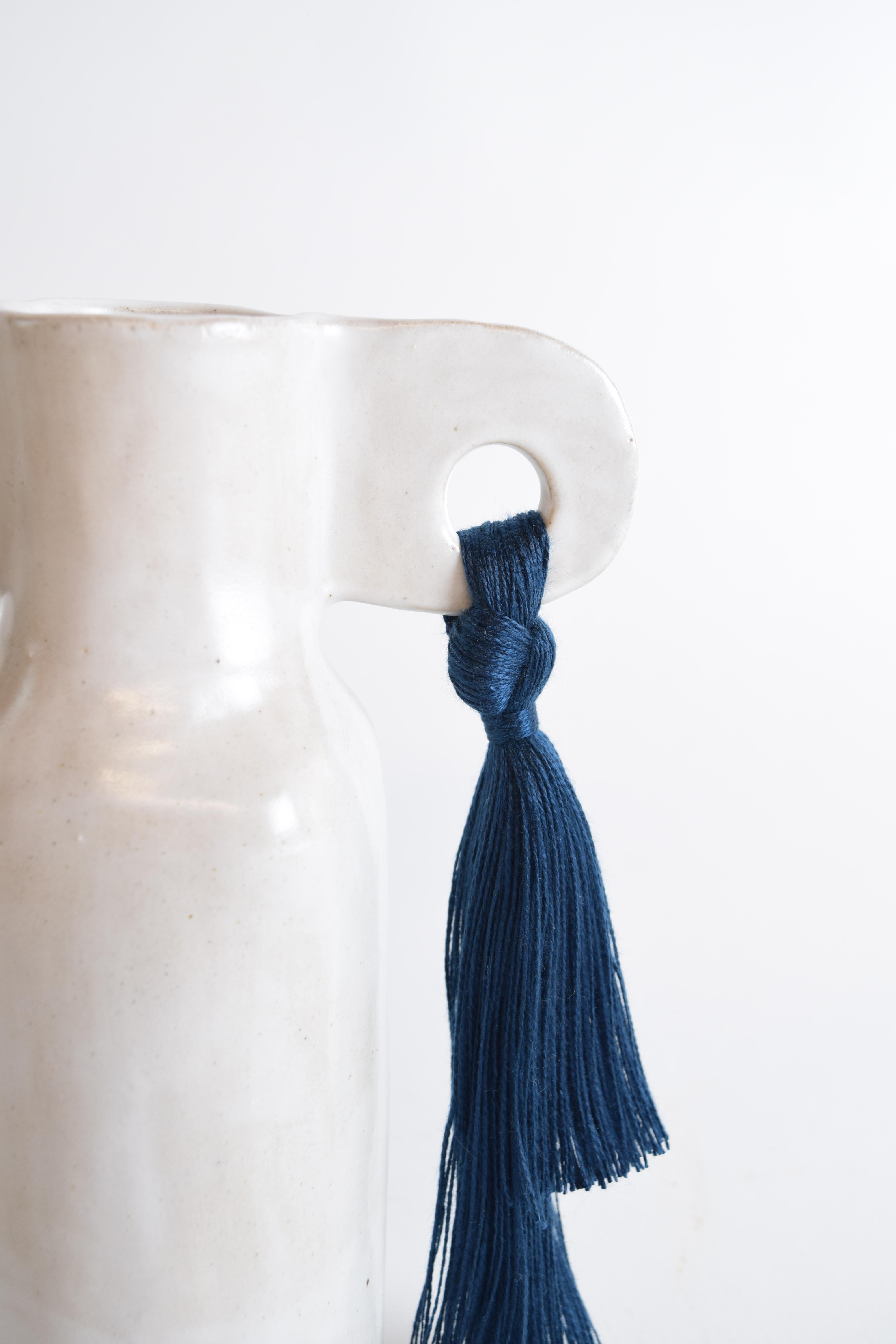 Américain Vase en céramique fait à la main n°606 à glaçure blanche avec détails à franges Tencel bleu marine en vente