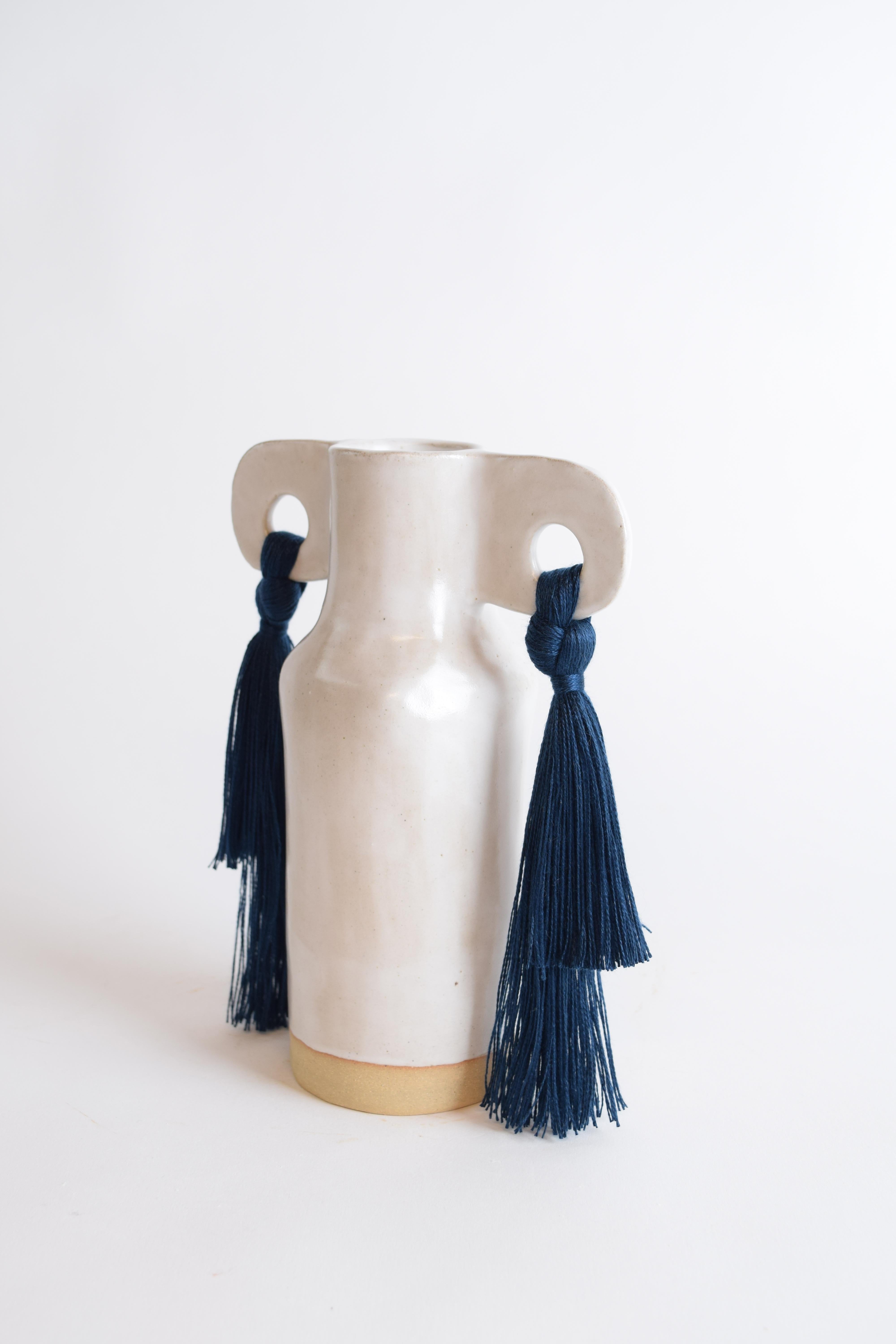 Organique Vase en céramique fait à la main n°606 à glaçure blanche avec détails à franges Tencel bleu marine en vente