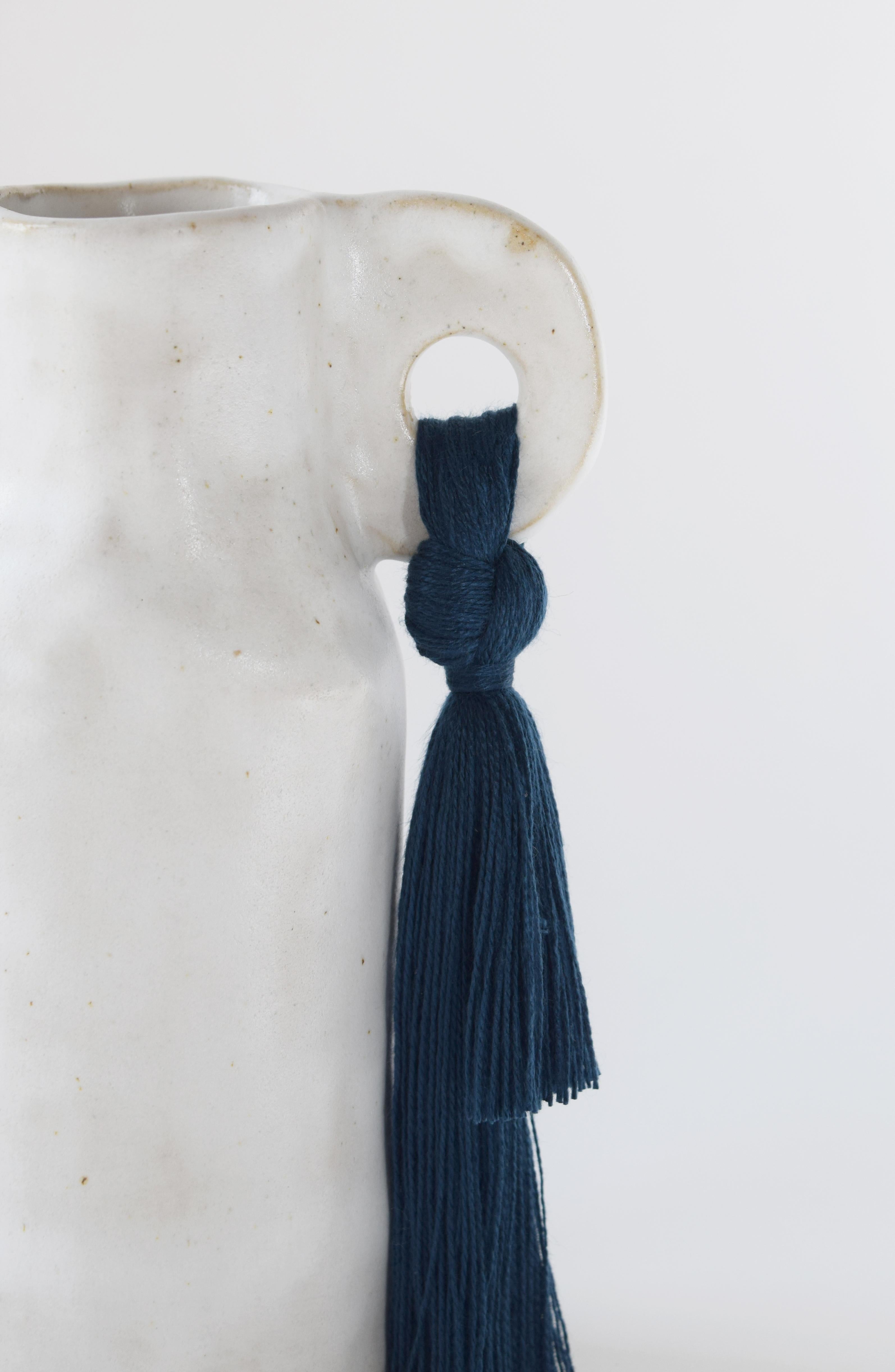 Américain Vase en céramique fait à la main n°606 à glaçure blanche avec détails à franges Tencel bleu marine en vente