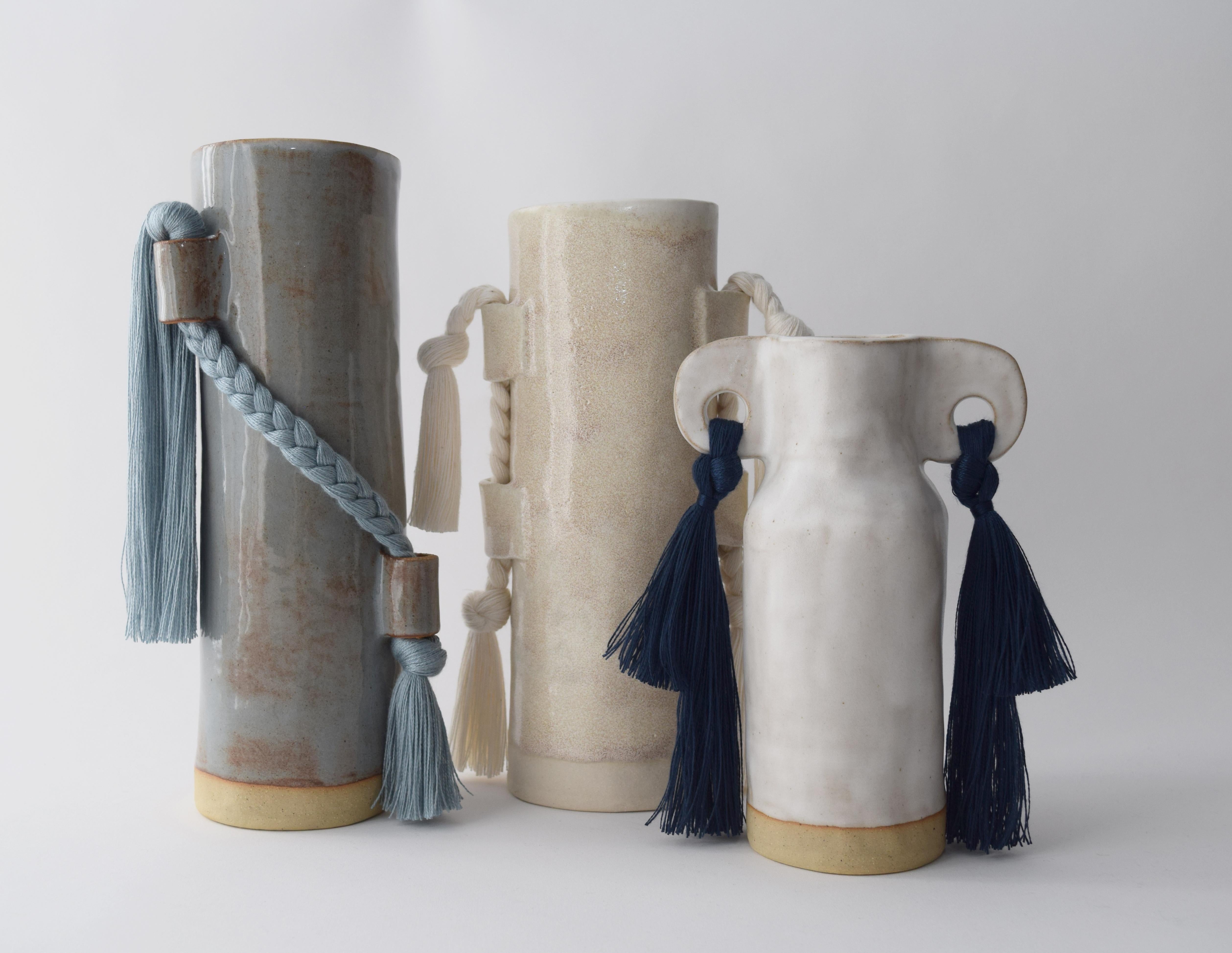 Céramique Vase en céramique fait à la main n°606 à glaçure blanche avec détails à franges Tencel bleu marine en vente