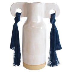Vaso in ceramica fatto a mano #606 con smalto bianco e dettagli in tencel navy