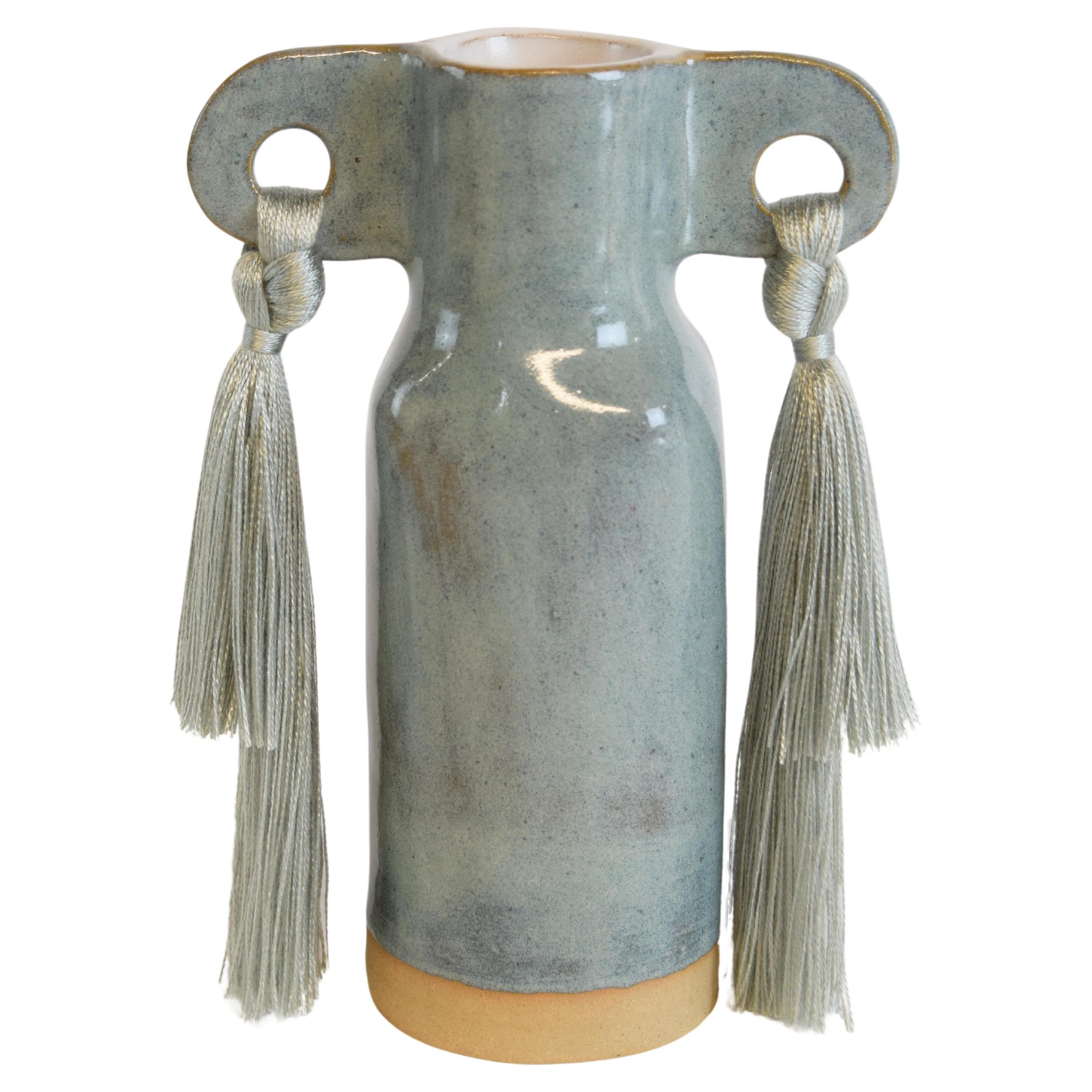 Vase en céramique fait à la main #606 Sage - glaçure vert pâle avec détails de franges Tencel en vente