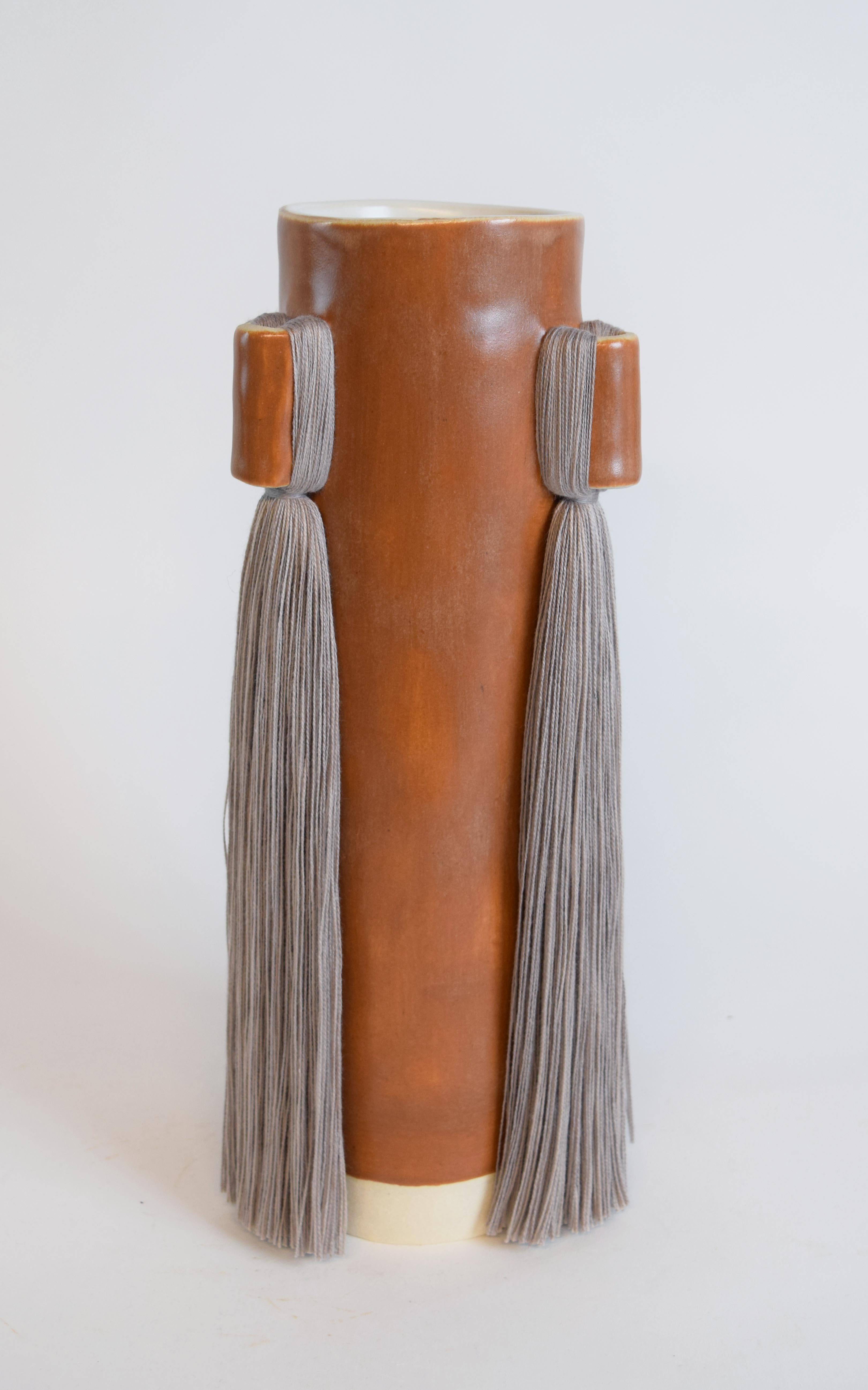 Organique Vase en céramique fait à la main #607 à glaçure marron satinée avec franges en coton gris en vente