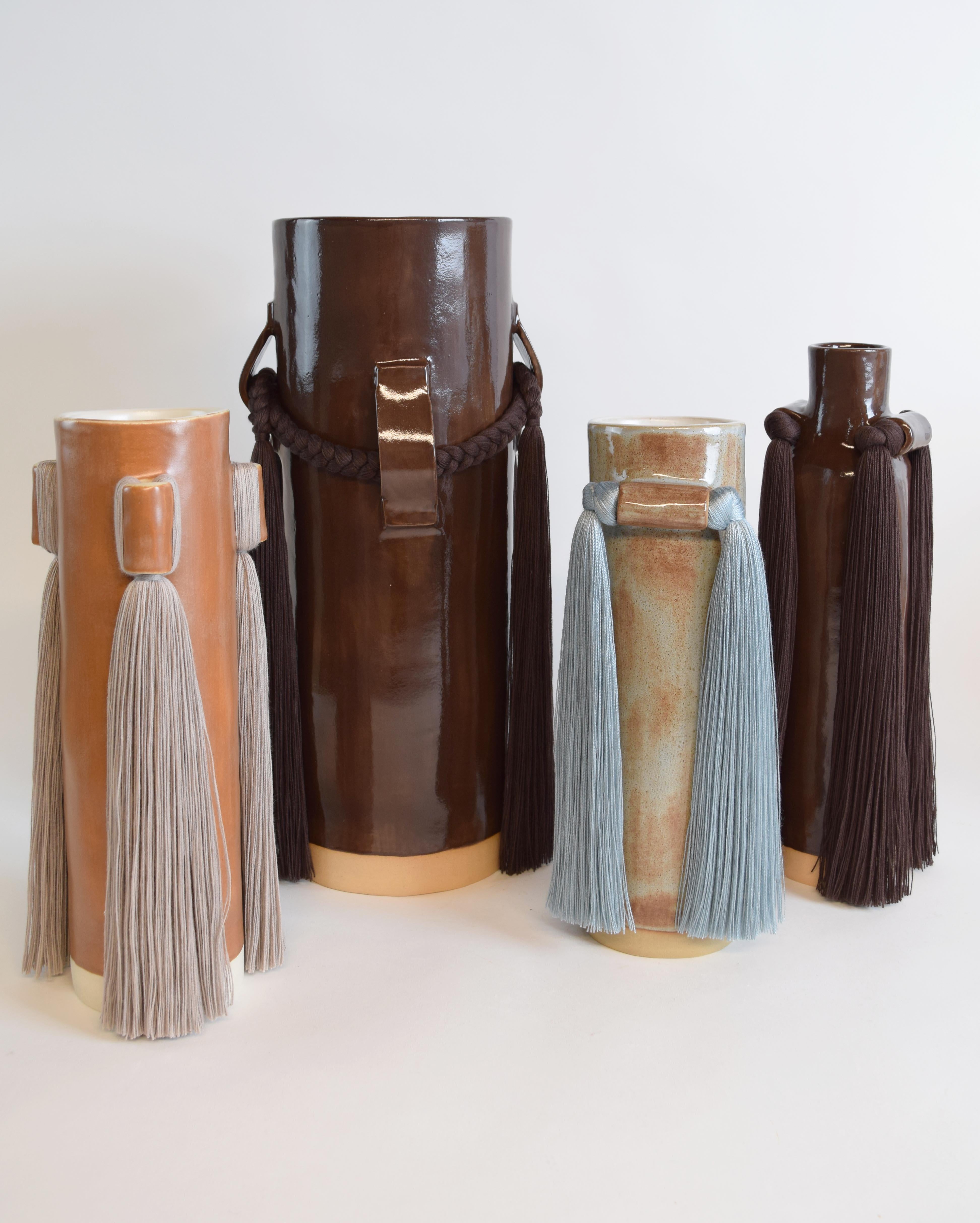 Vase en céramique fait à la main #607 à glaçure marron satinée avec franges en coton gris Neuf - En vente à Proctorsville, VT