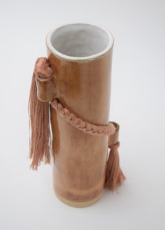 Vaso in ceramica fatto a mano #695 con smalto maculato color ambra, treccia e frangia in Tencel