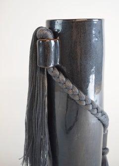 Vase en céramique fait à la main n° 695 noir avec tresse et frange en tencel anthracite