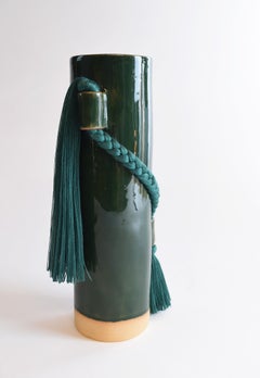 Vase en céramique fait à la main #695 en vert foncé avec tresse et frange en tencel vert