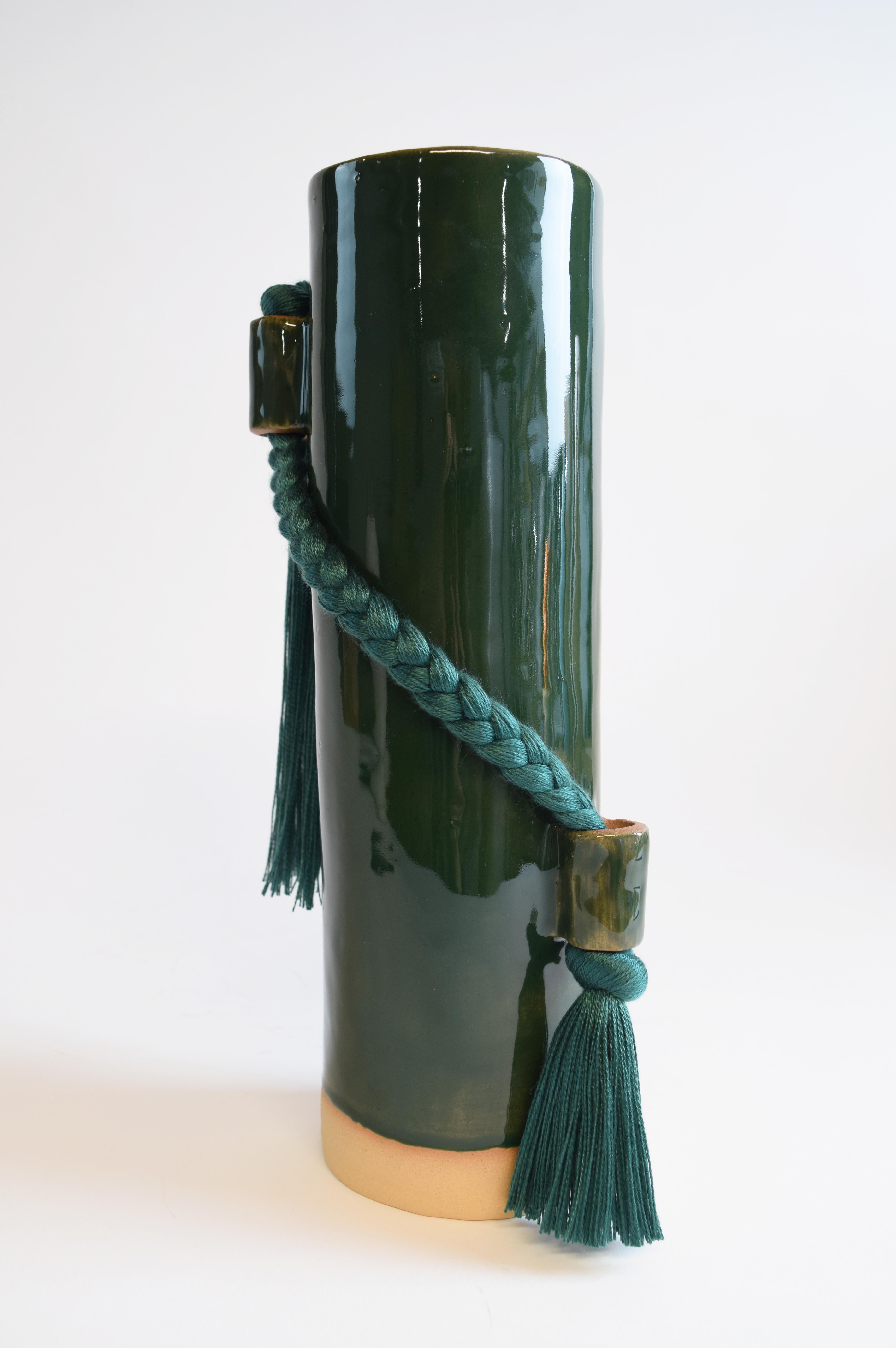 Organique Vase en céramique fait à la main #695 en vert foncé avec tresse et frange en tencel vert en vente