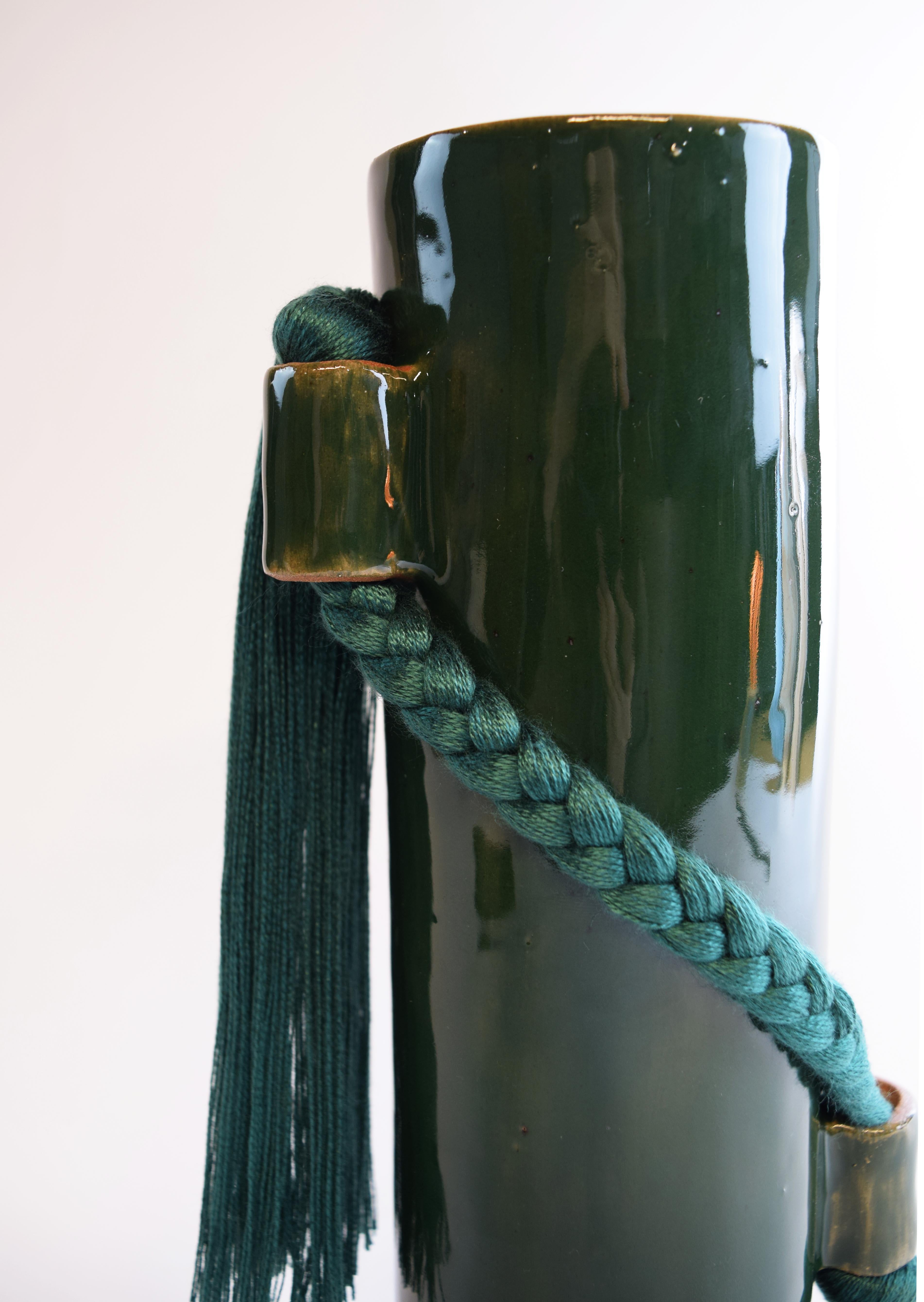 Américain Vase en céramique fait à la main #695 en vert foncé avec tresse et frange en tencel vert en vente